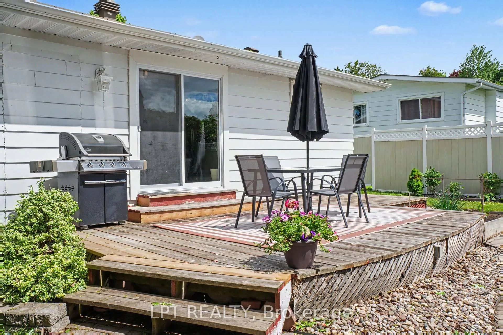 Photo 30 of 39 Hadley Circle, Ottawa, Bells Corners — HOMEH