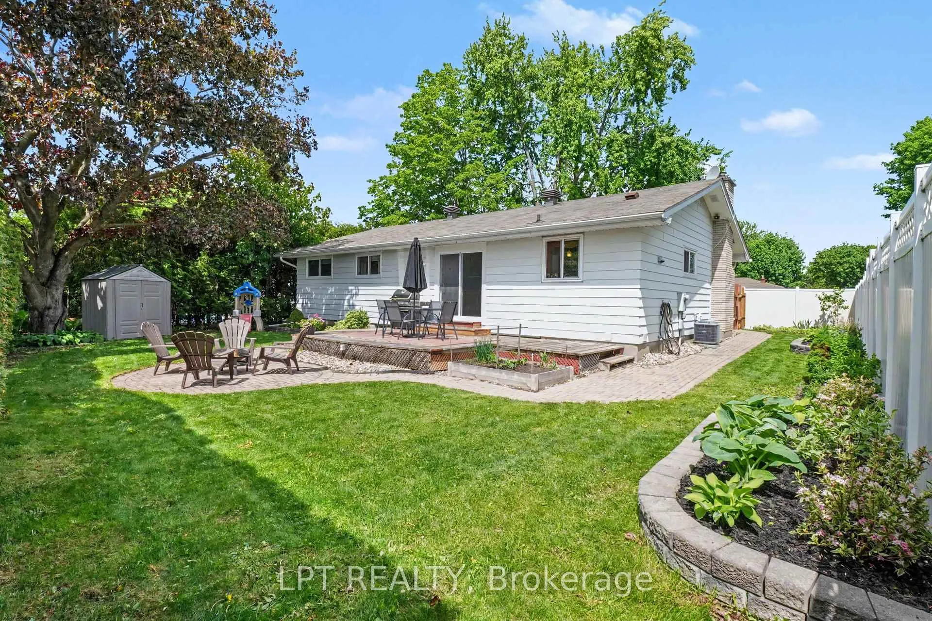 Photo 32 of 39 Hadley Circle, Ottawa, Bells Corners — HOMEH