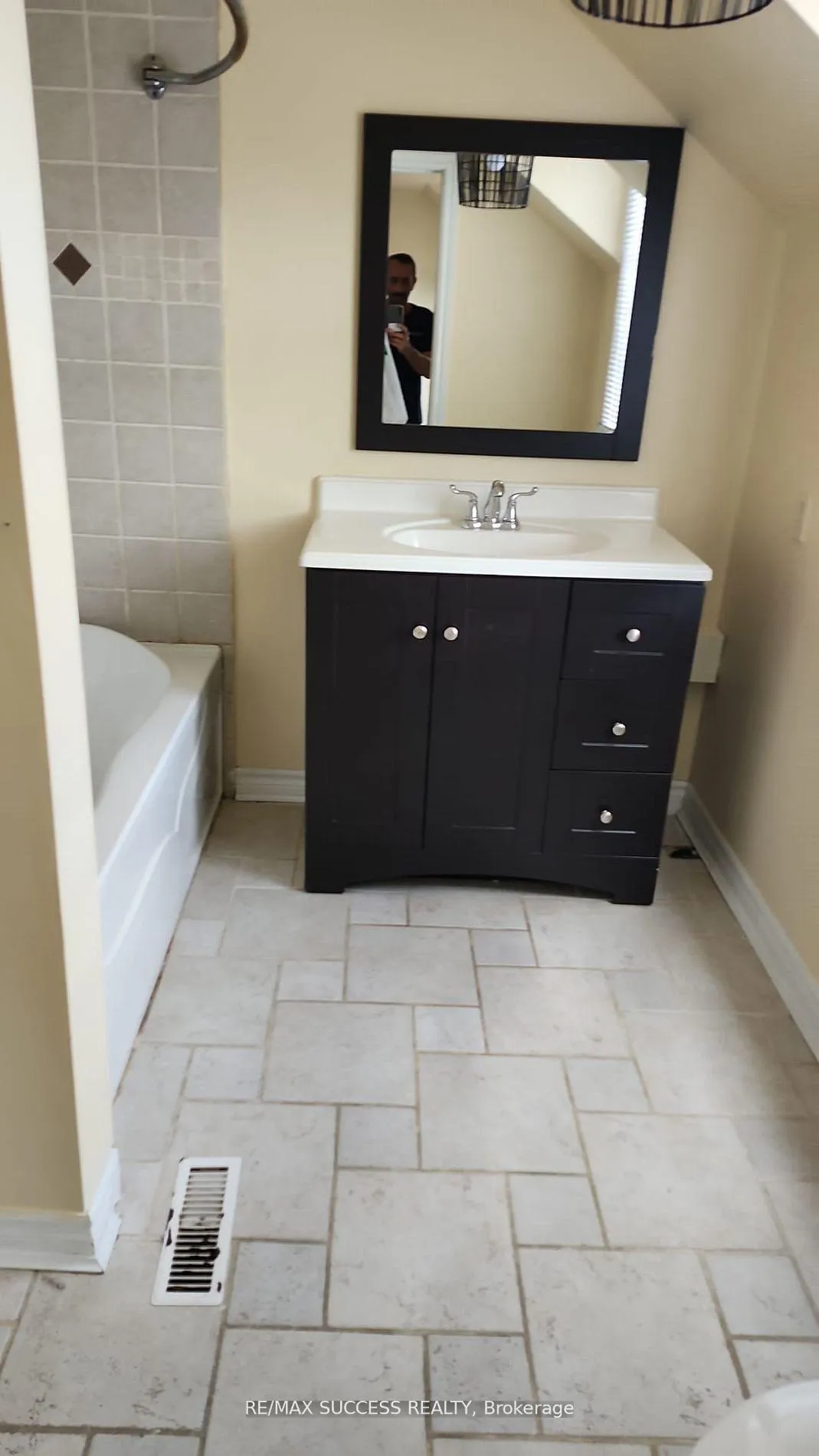 Photo 9 of 22 Omega Square S, Brampton, Heart Lake East — HOMEH