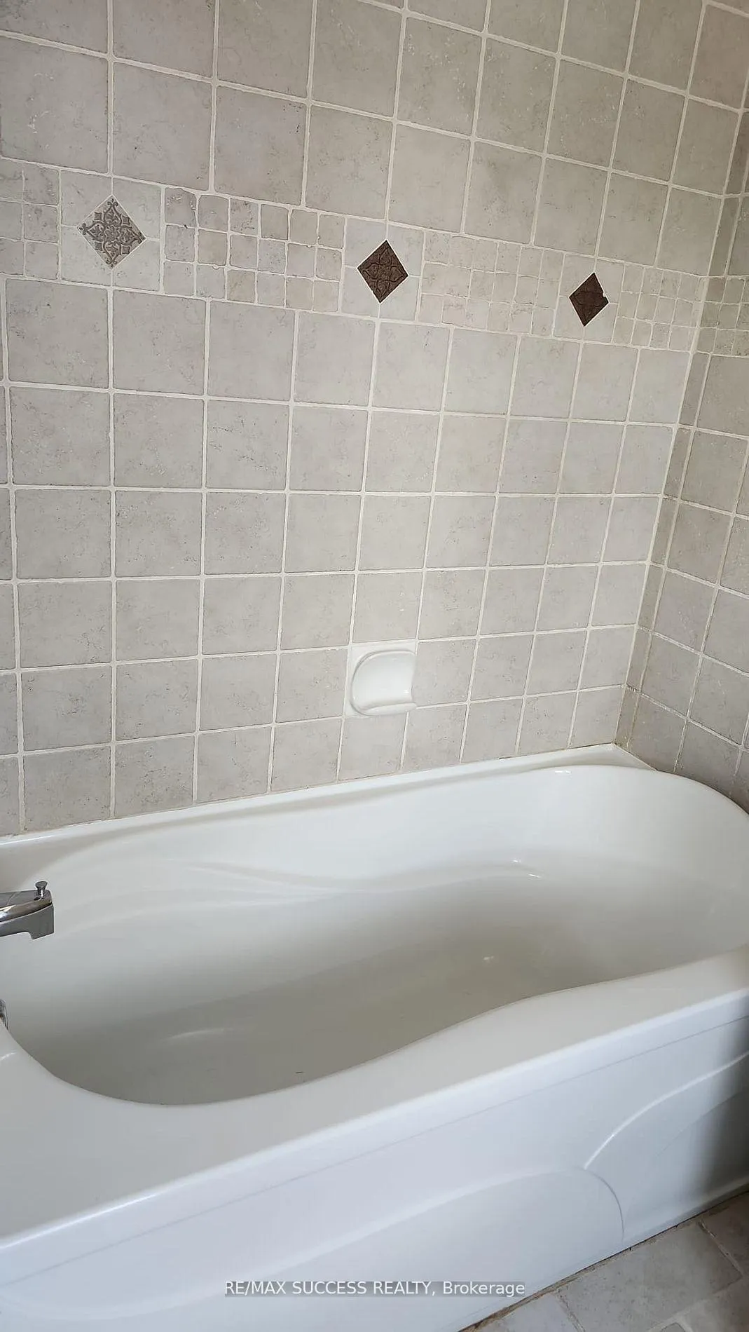 Photo 10 of 22 Omega Square S, Brampton, Heart Lake East — HOMEH