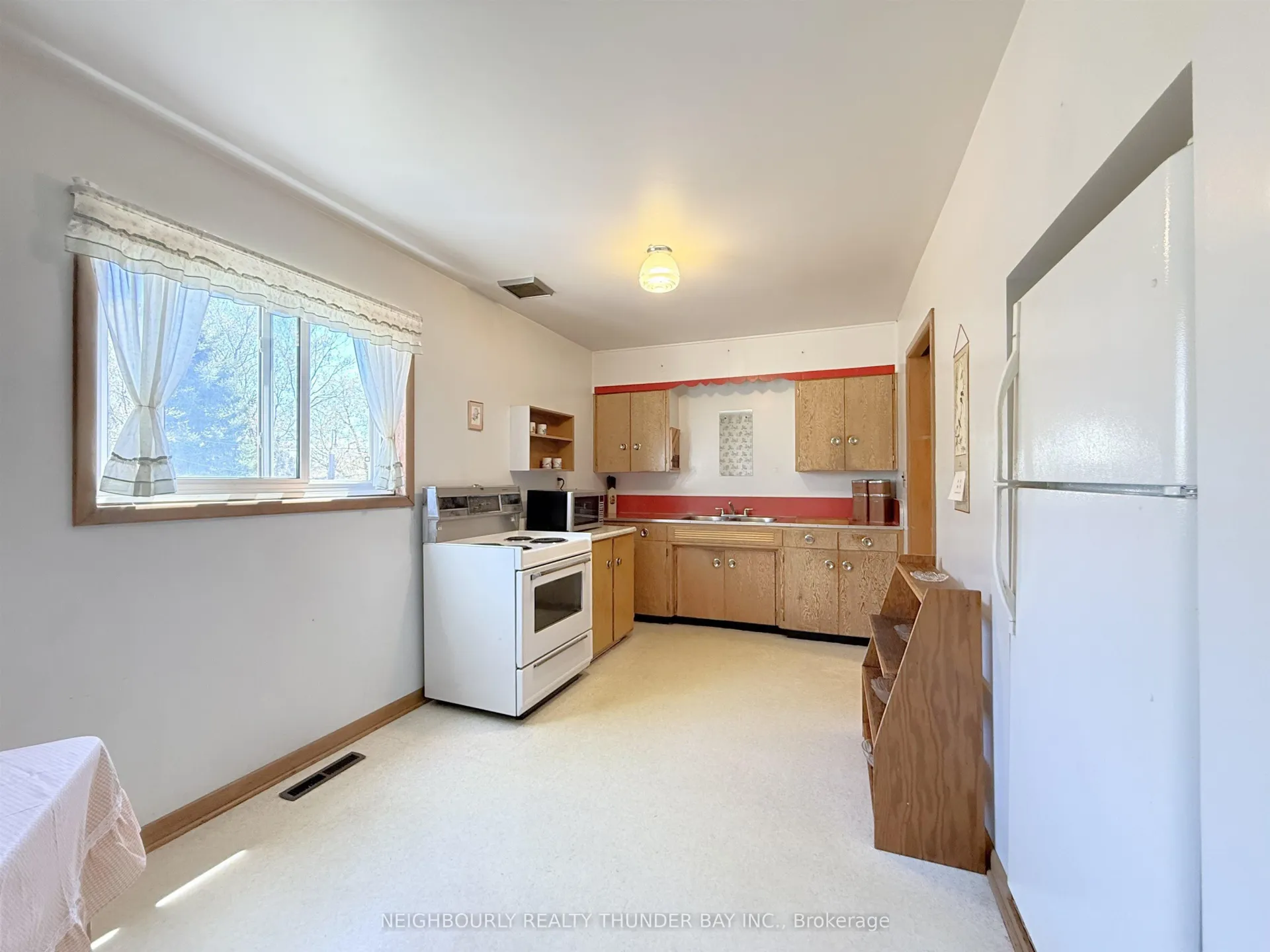 Photo 11 of 450 Northern Ave, Thunder Bay, East End — HOMEH