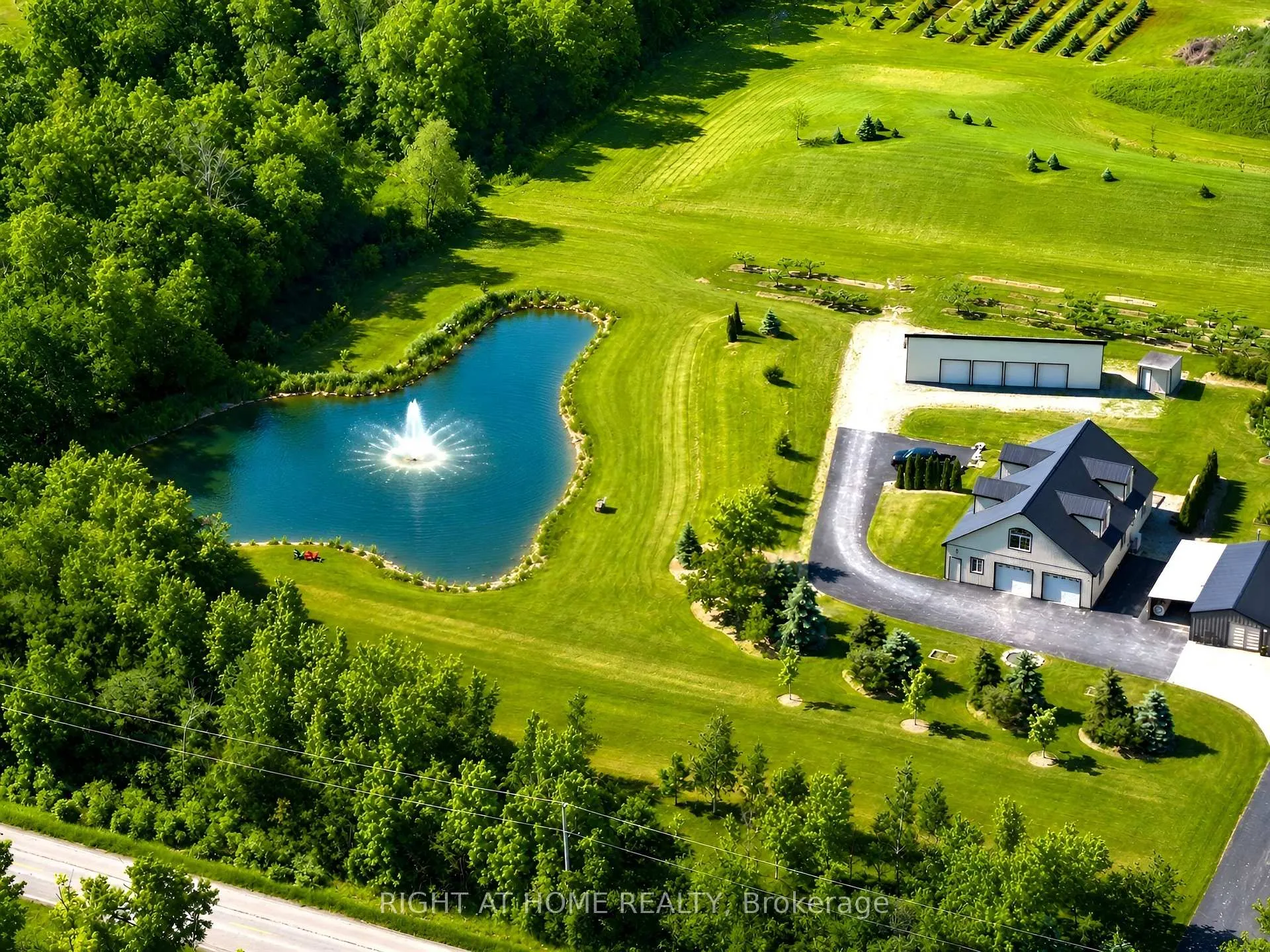 Photo 3 of 8350 Young Street, Grimsby, Grimsby Escarpment — HOMEH