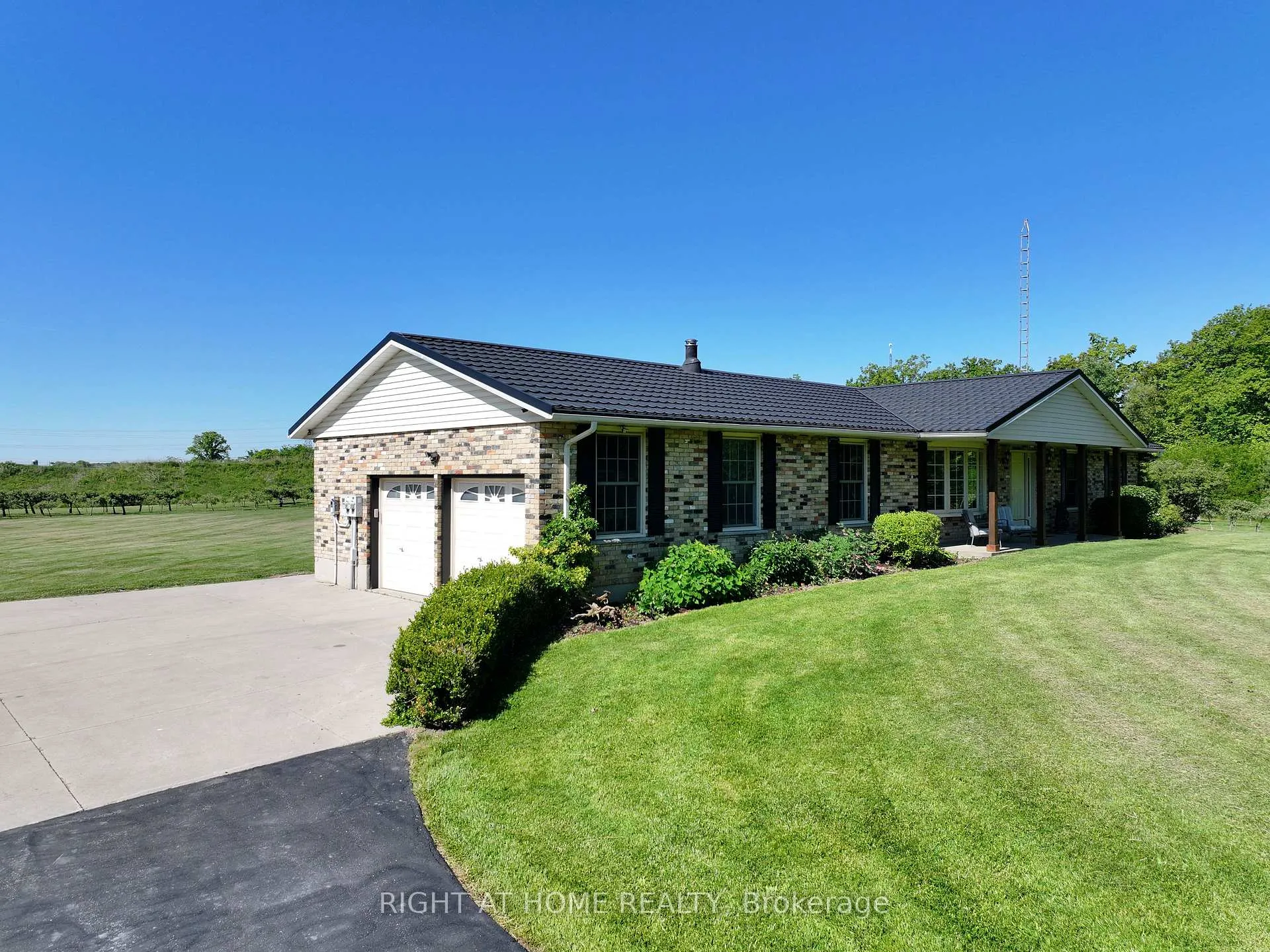 Photo 13 of 8350 Young Street, Grimsby, Grimsby Escarpment — HOMEH