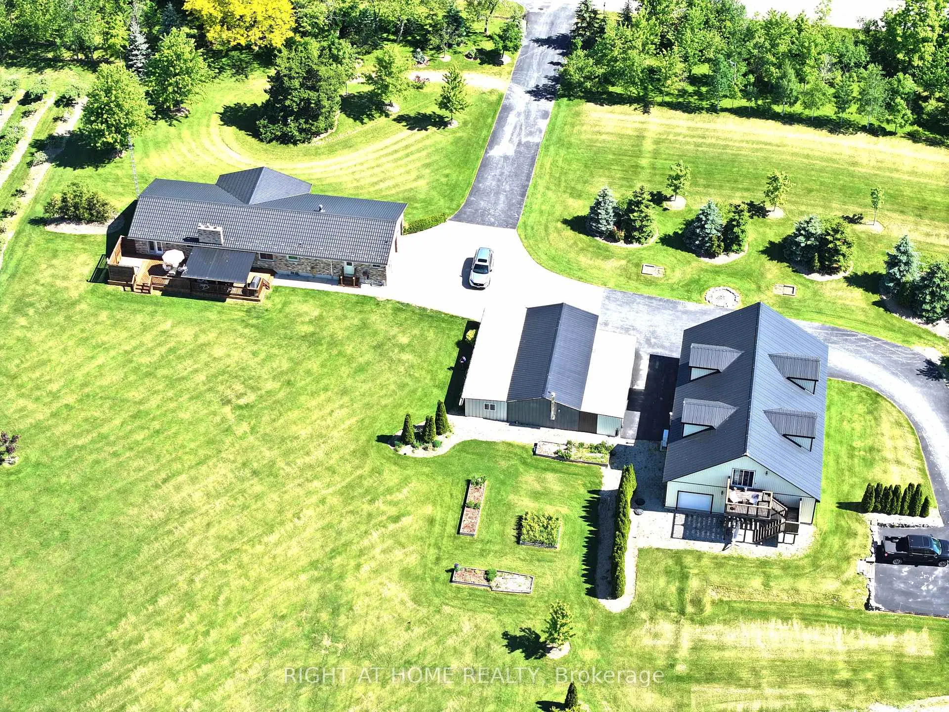 Photo 14 of 8350 Young Street, Grimsby, Grimsby Escarpment — HOMEH