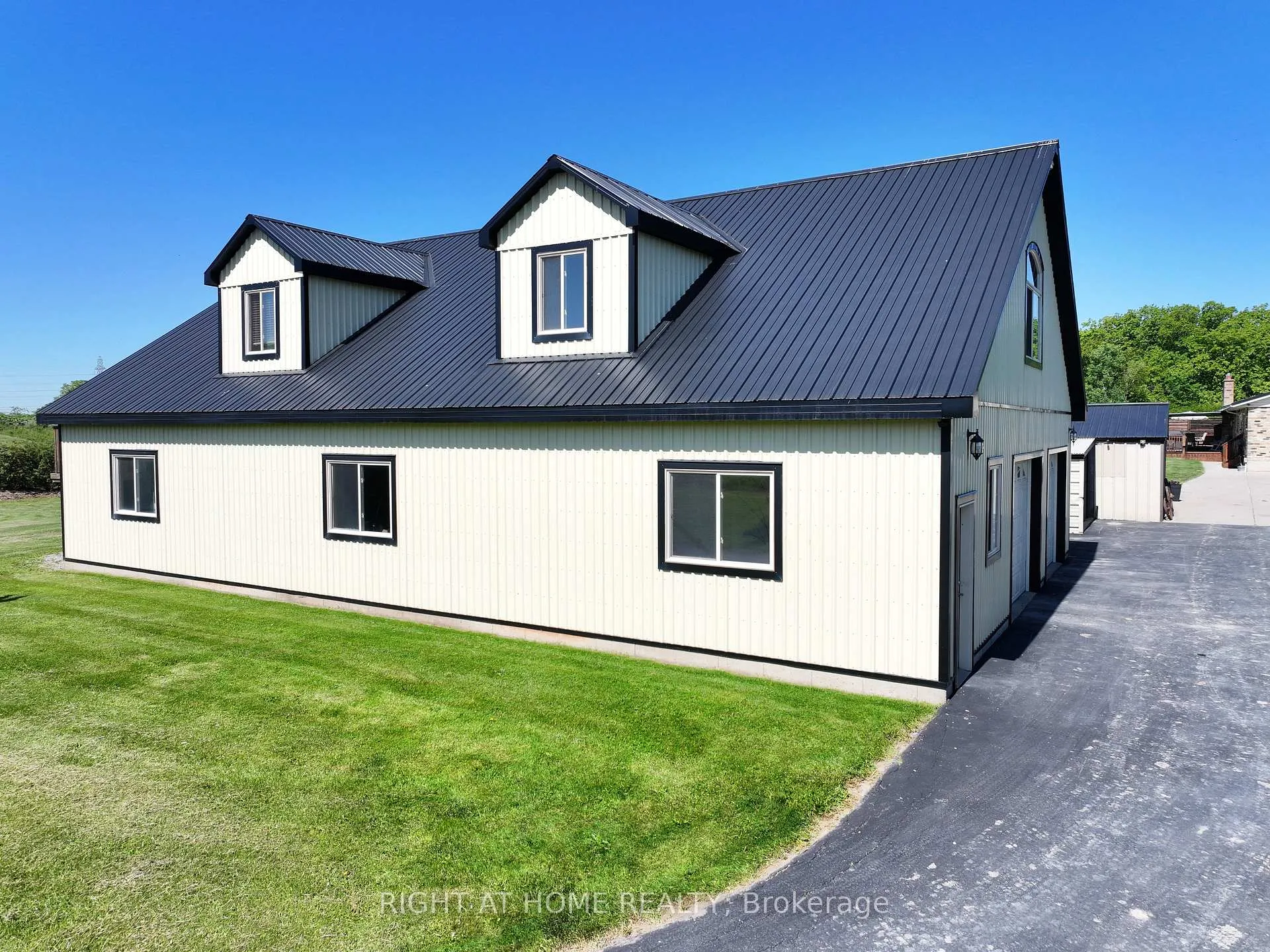 Photo 17 of 8350 Young Street, Grimsby, Grimsby Escarpment — HOMEH