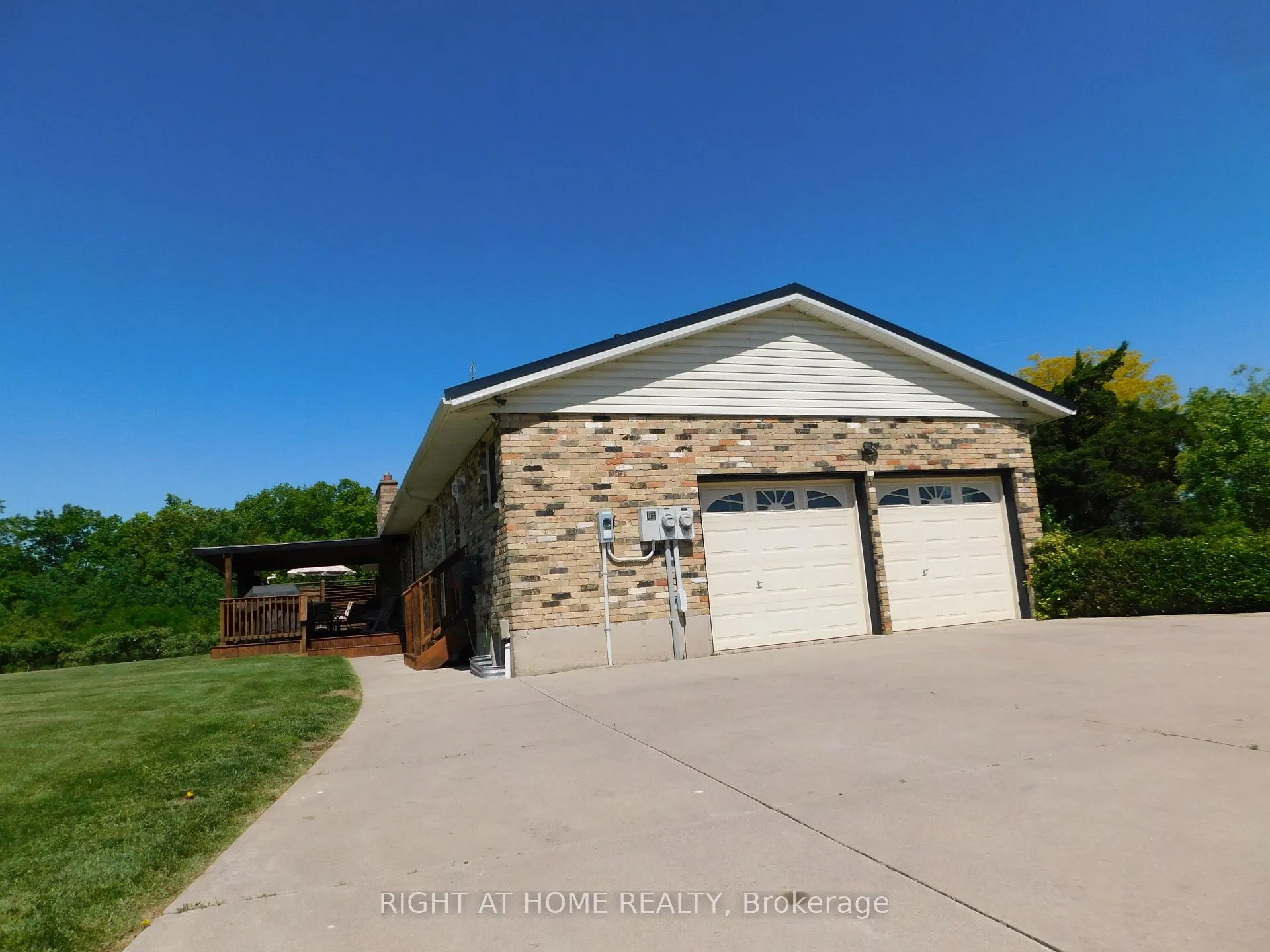 Photo 27 of 8350 Young Street, Grimsby, Grimsby Escarpment — HOMEH