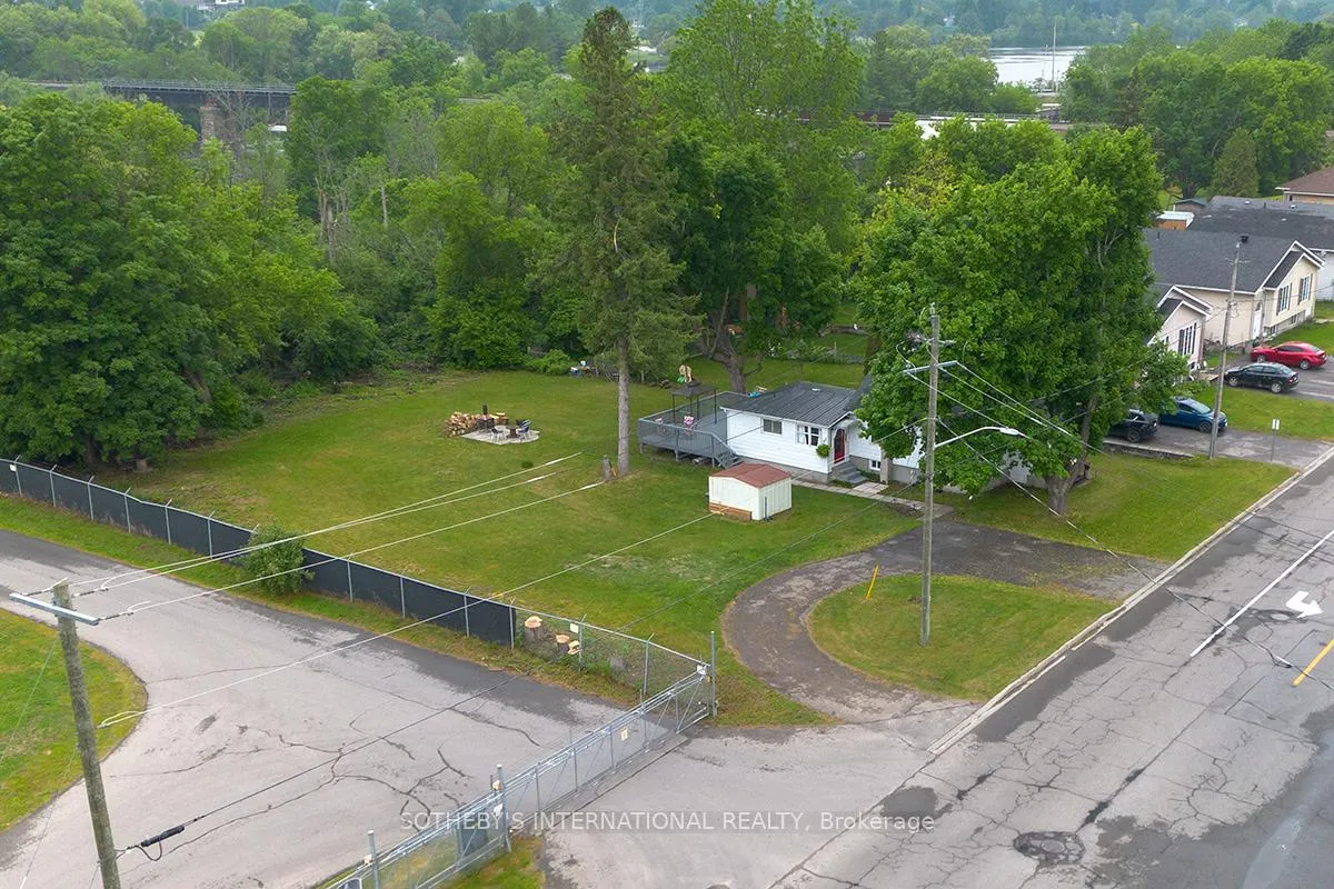 Photo 2 of 172 Queen Street, Smiths Falls — HOMEH