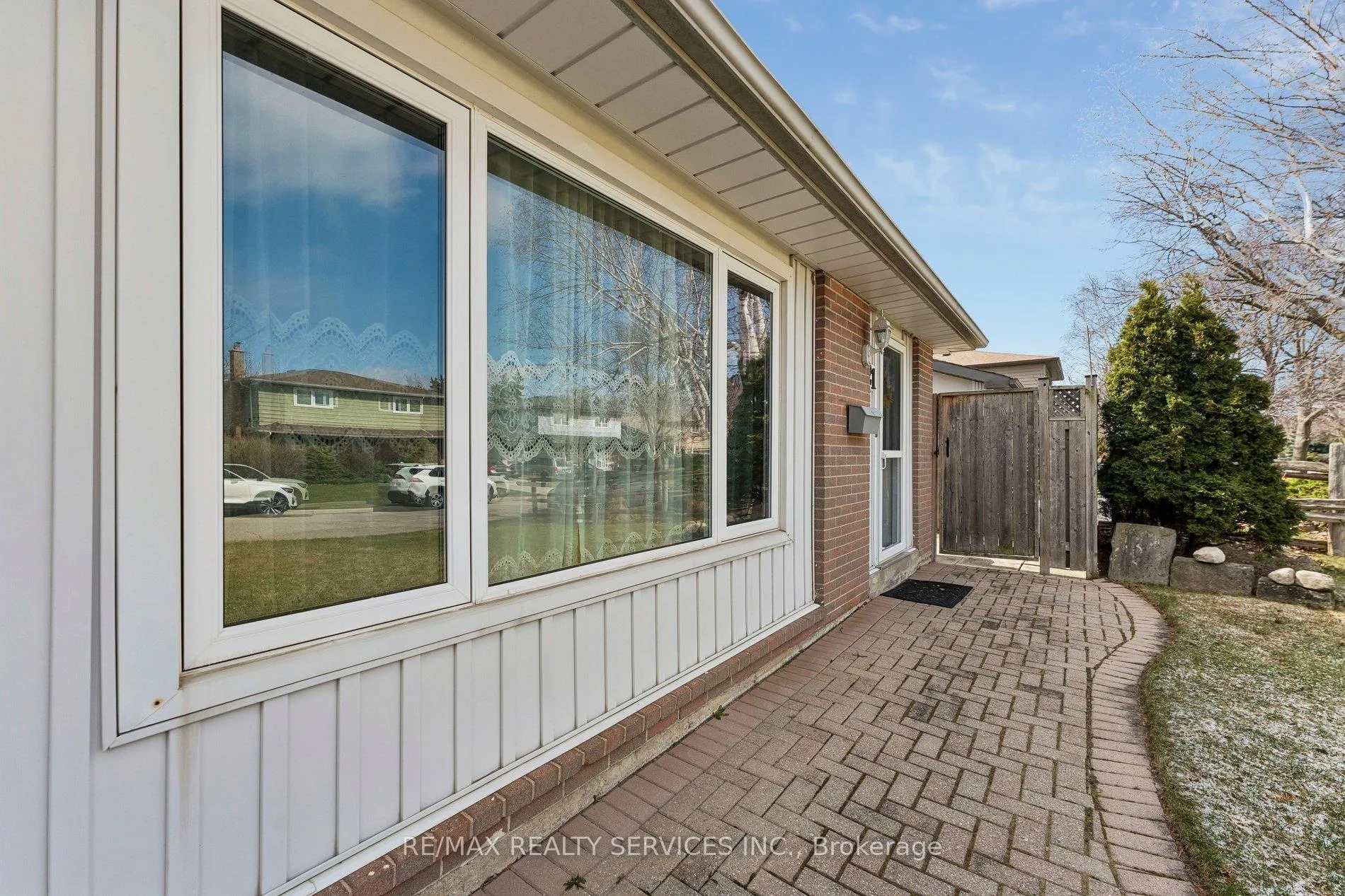Photo 4 of 21 Willis Drive, Brampton, Brampton East — HOMEH