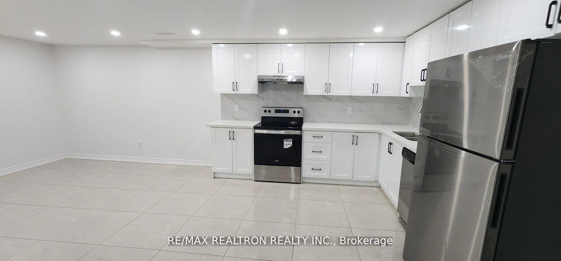 Photo 3 of 174 Adventure Crescent, Vaughan, Maple — HOMEH
