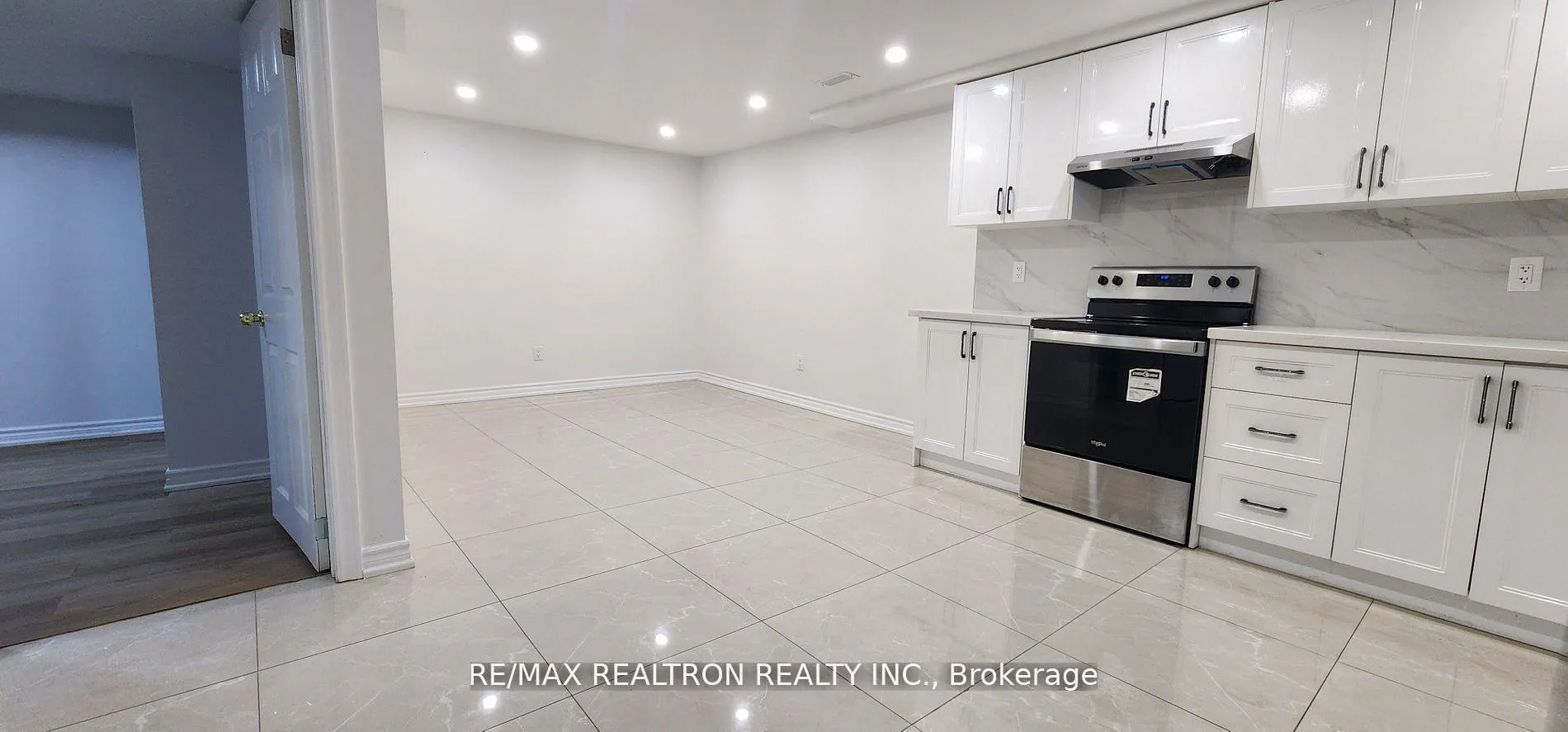 Photo 4 of 174 Adventure Crescent, Vaughan, Maple — HOMEH