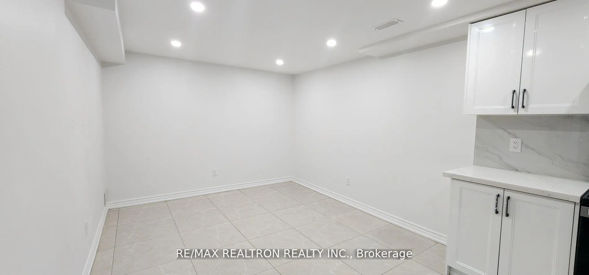 Photo 5 of 174 Adventure Crescent, Vaughan, Maple — HOMEH