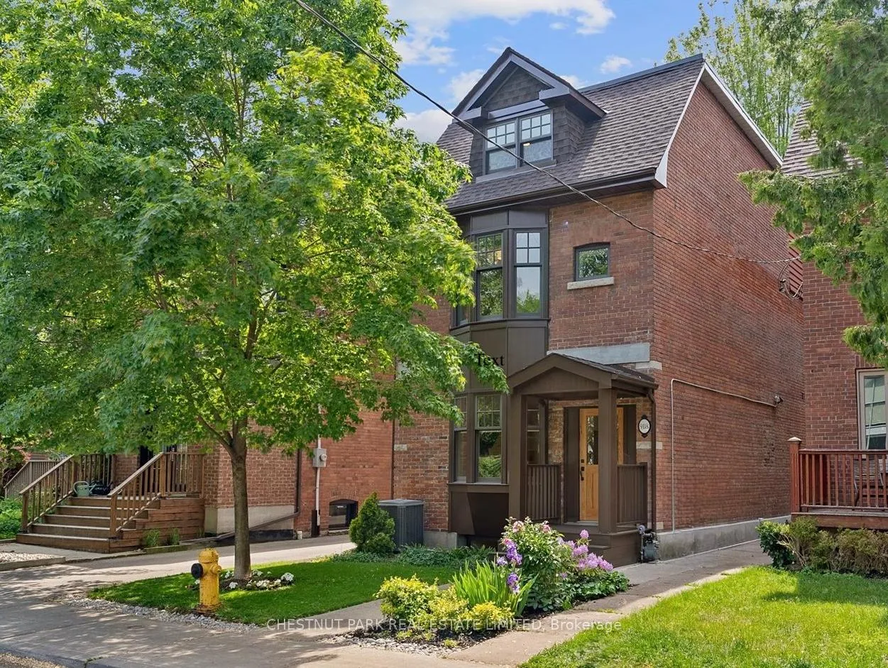 Front of 918 Carlaw Avenue