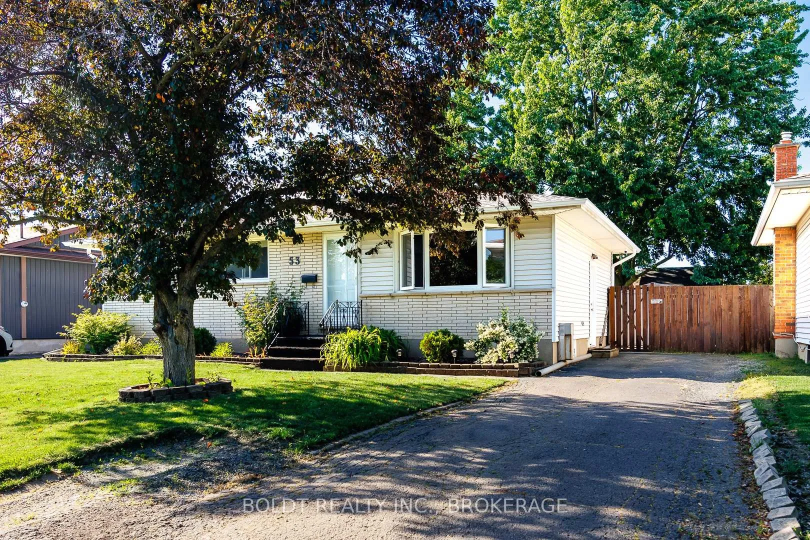 Photo 2 of 53 Huntley Crescent, St. Catharines, Carlton/Bunting — HOMEH