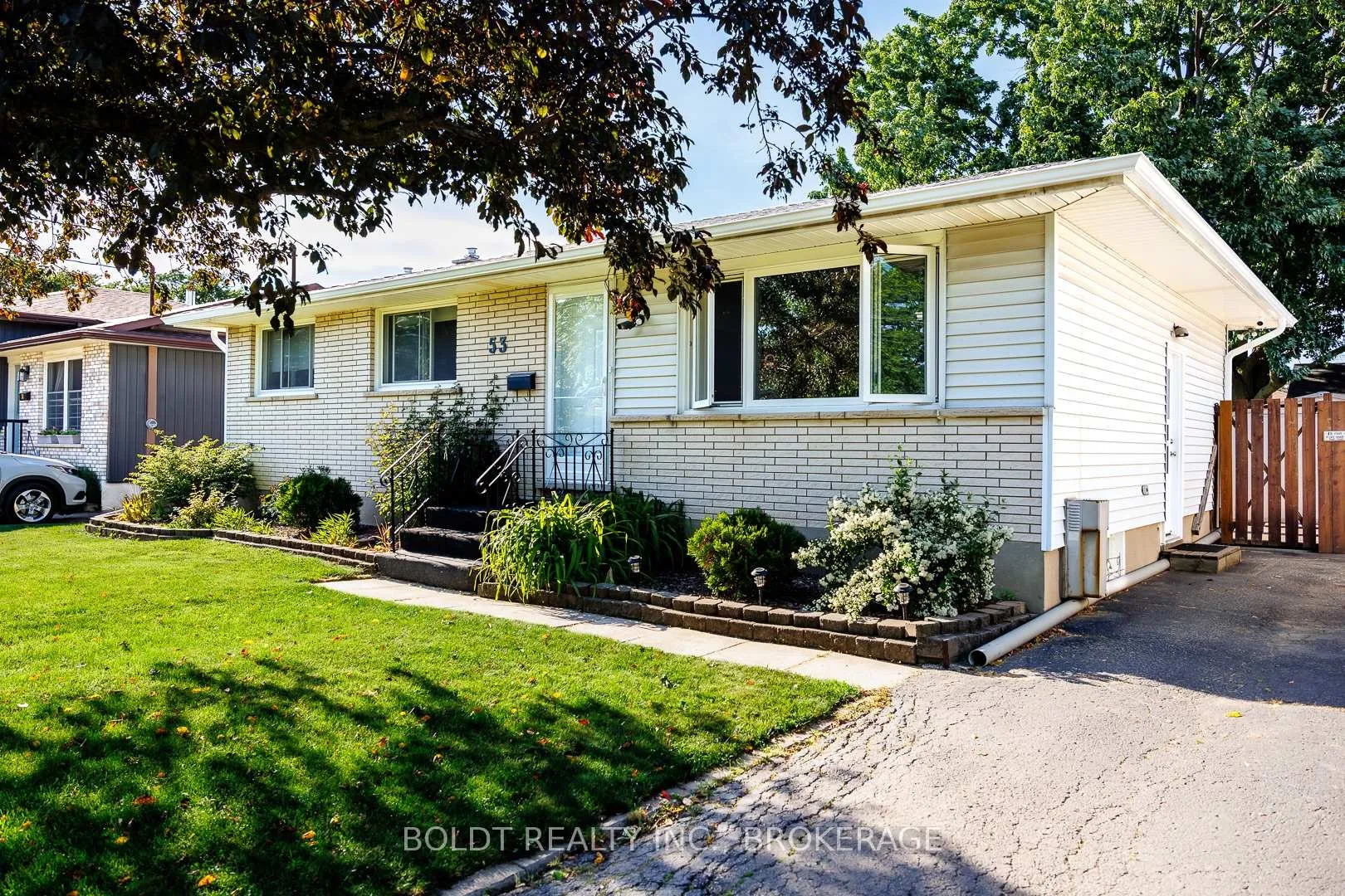 Photo 3 of 53 Huntley Crescent, St. Catharines, Carlton/Bunting — HOMEH
