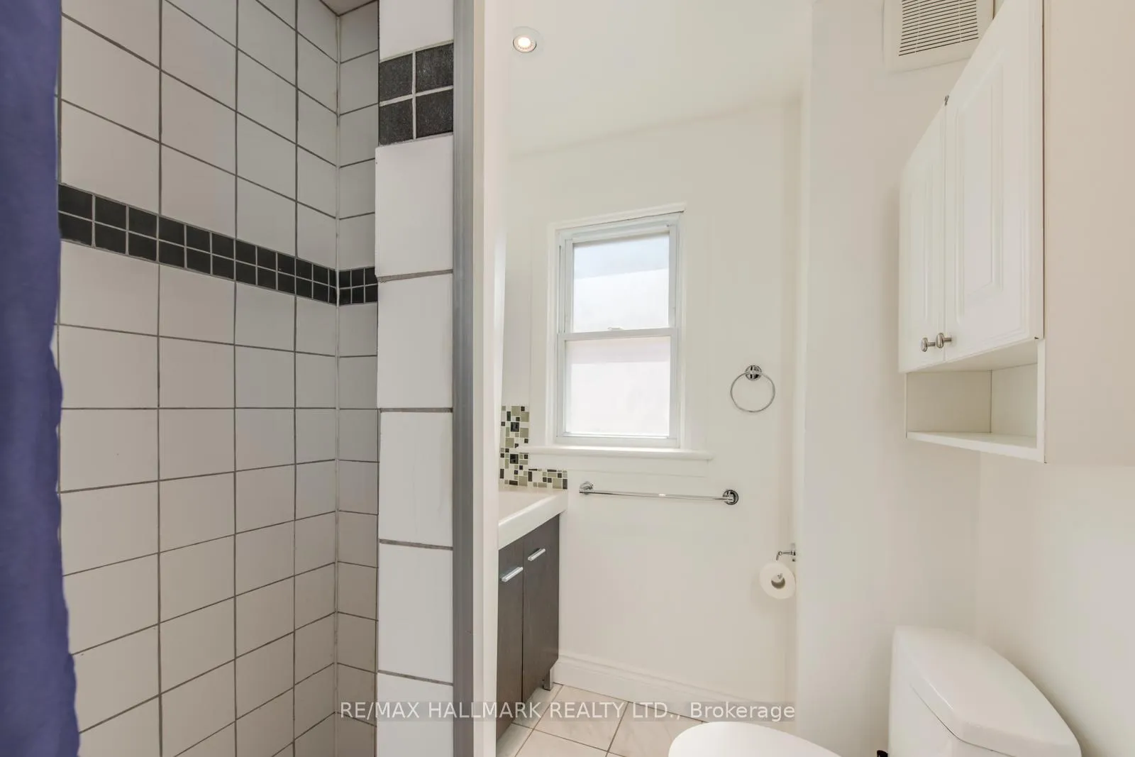Photo 7 of Unit Upper, 2066 Gerrard Street E, Toronto, Woodbine Corridor — HOMEH