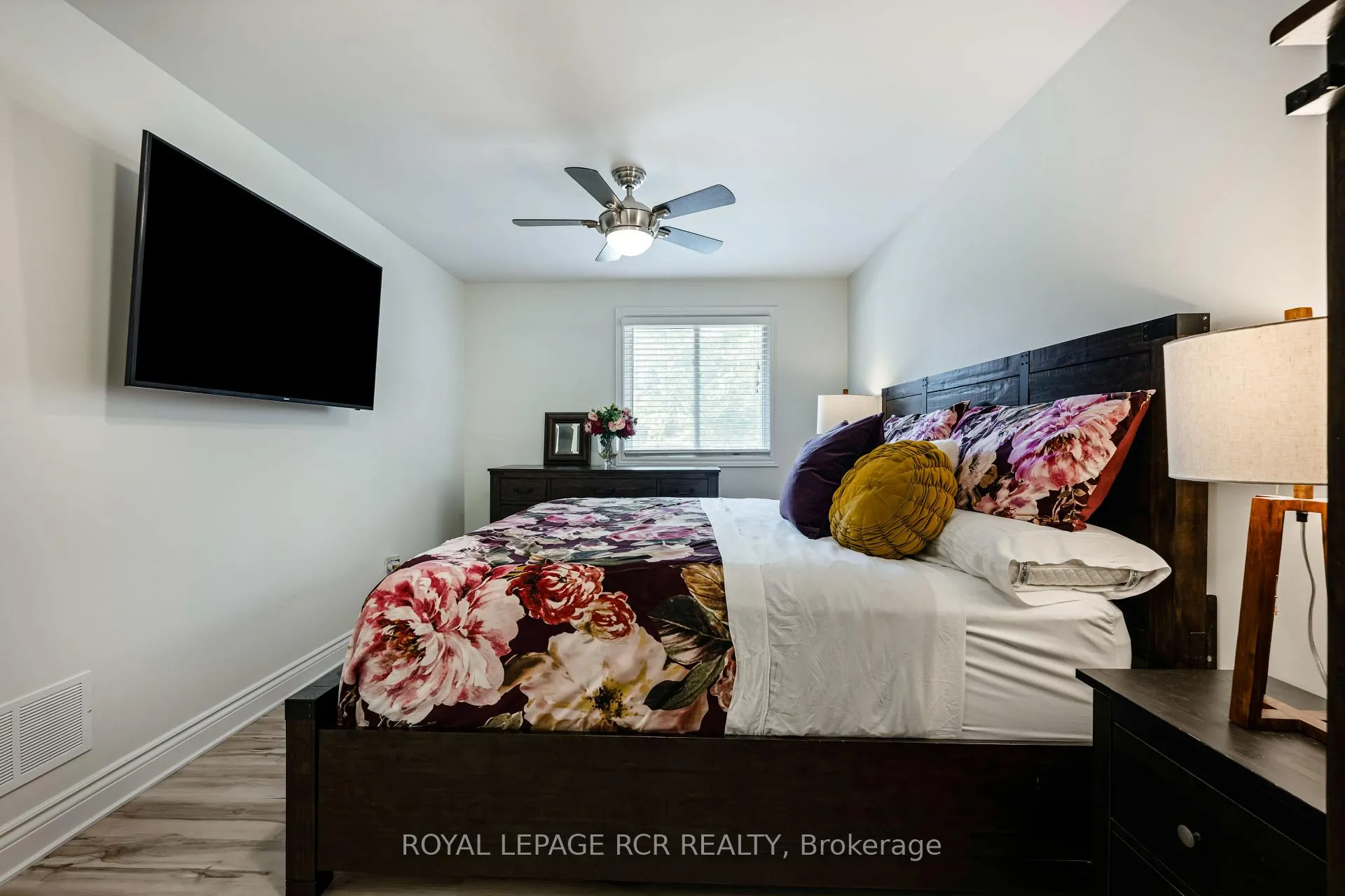 Photo 11 of 52 Maple Crescent, Orangeville — HOMEH