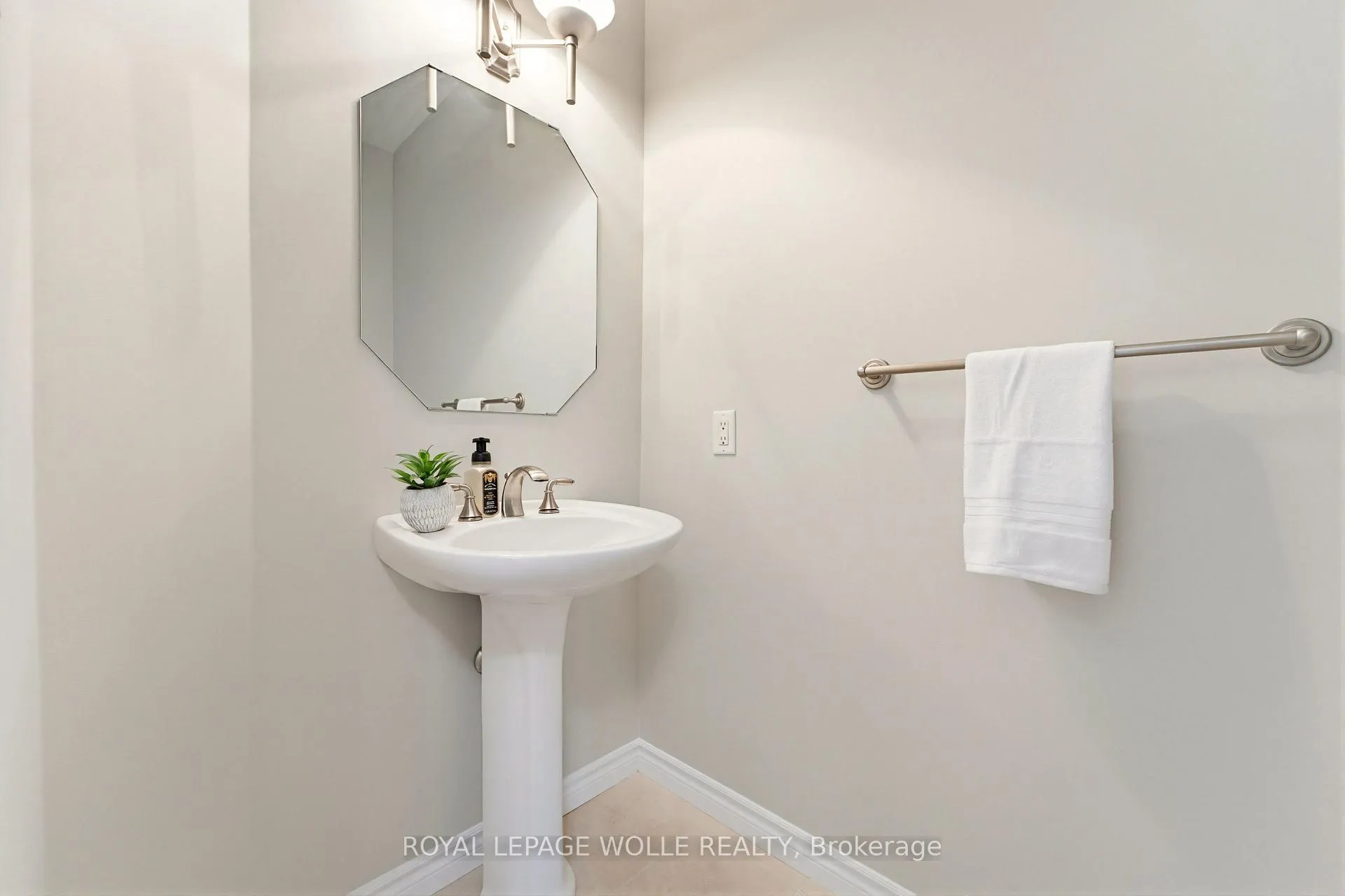 Photo 17 of 822 Birchmount Drive, Waterloo — HOMEH