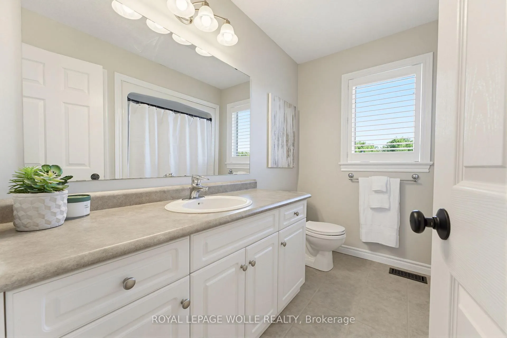 Photo 27 of 822 Birchmount Drive, Waterloo — HOMEH