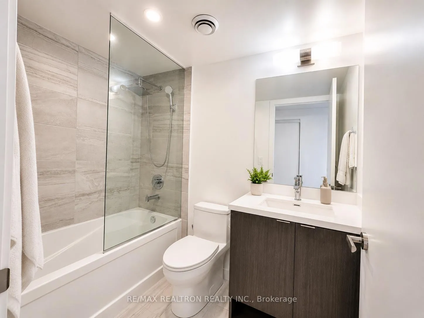 Photo 15 of Unit 4307, 138 Downes Street, Toronto, Waterfront Communities — HOMEH