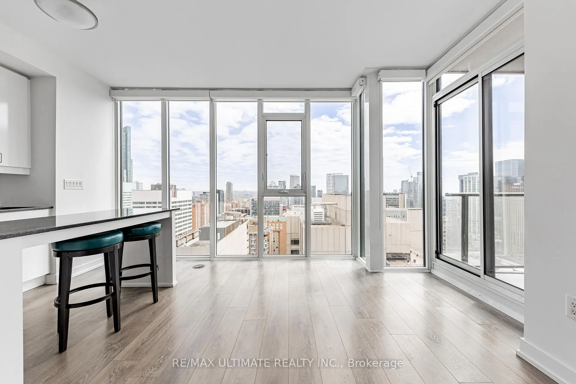 Photo 8 of Unit 3508, 426 University Avenue, Toronto, Kensington-Chinatown — HOMEH