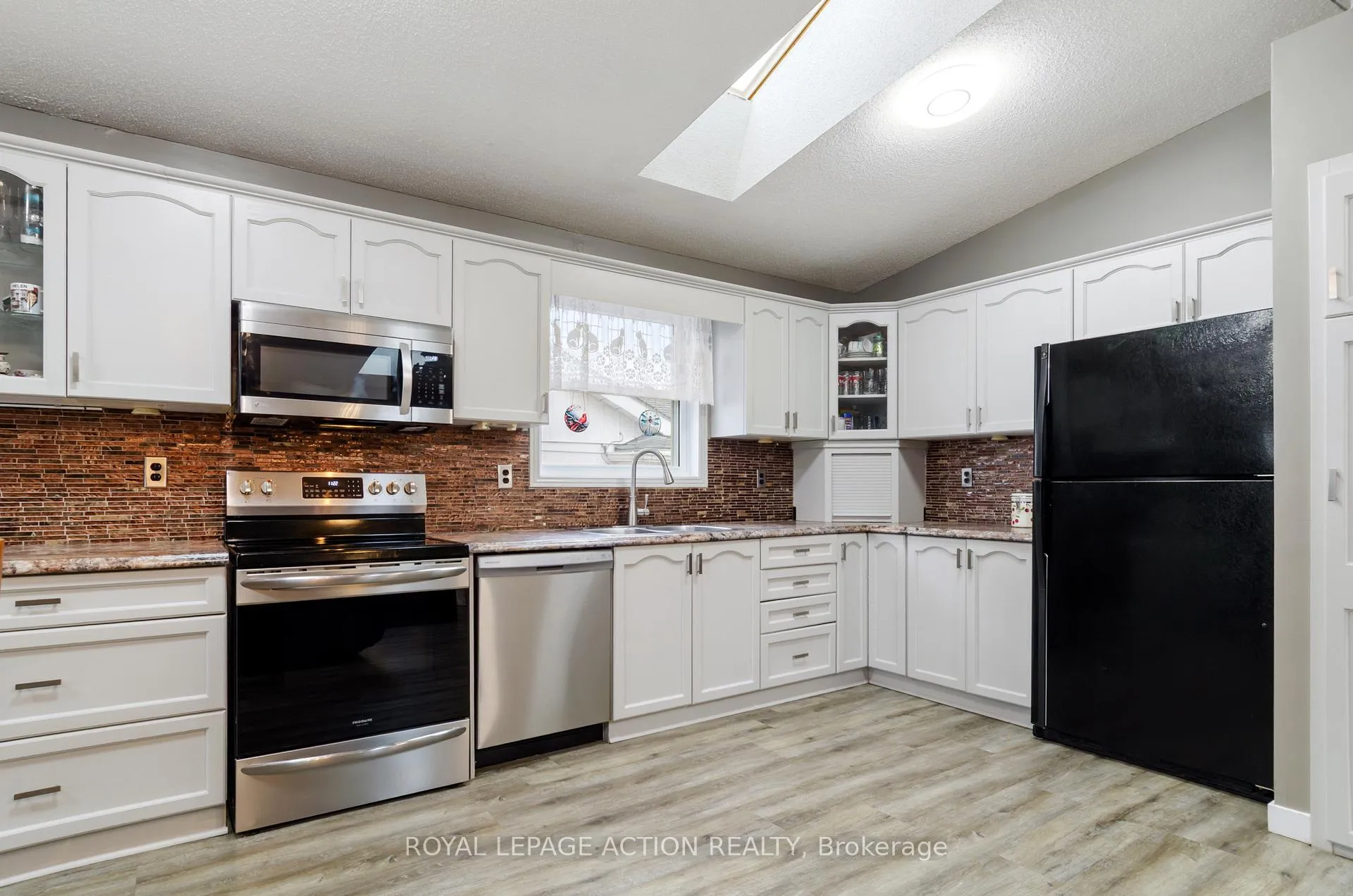 Photo 4 of 71 Barnes Avenue, Brantford — HOMEH