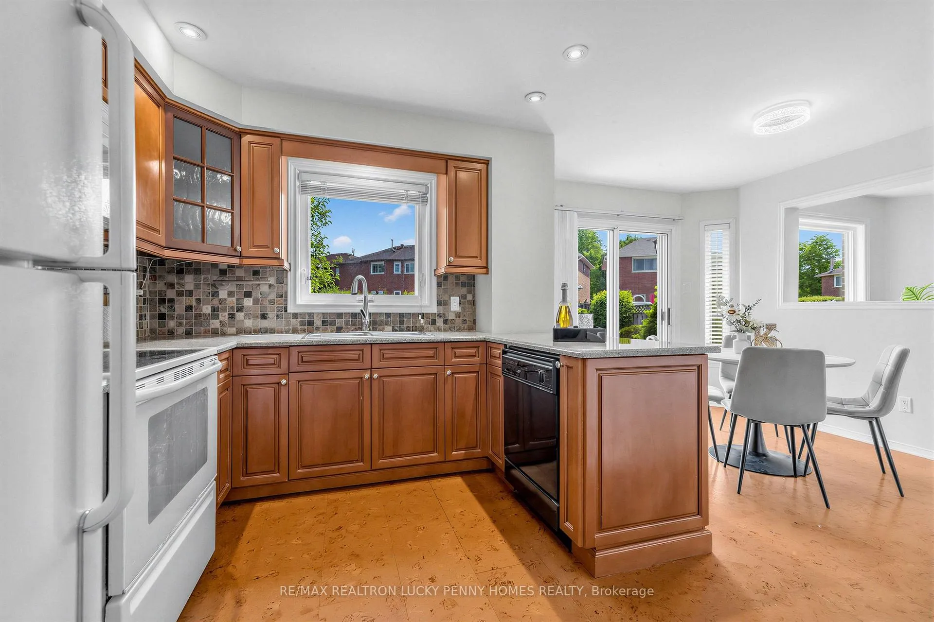 Photo 10 of 19 Norwich Drive, Markham, Raymerville — HOMEH