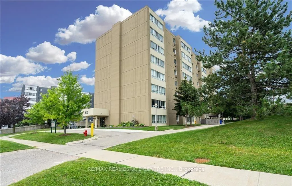 Front of Unit 804, 65 Highland Crescent