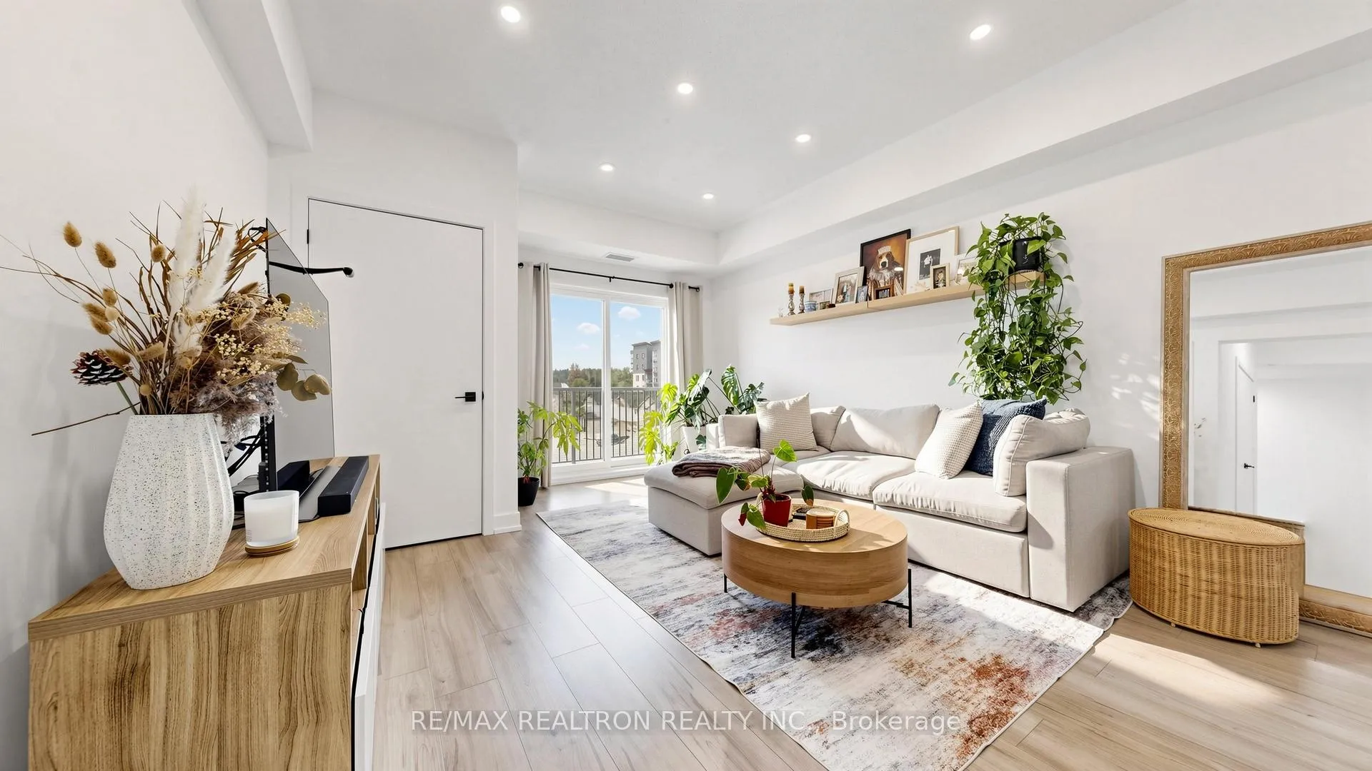 Photo 6 of Unit 408, 10 Culinary Lane, Barrie, Rural Barrie Southeast — HOMEH
