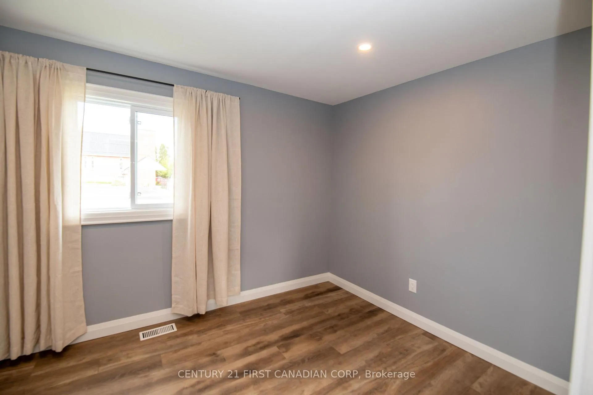 Photo 11 of 5 Briscoe Street W, London, South E — HOMEH