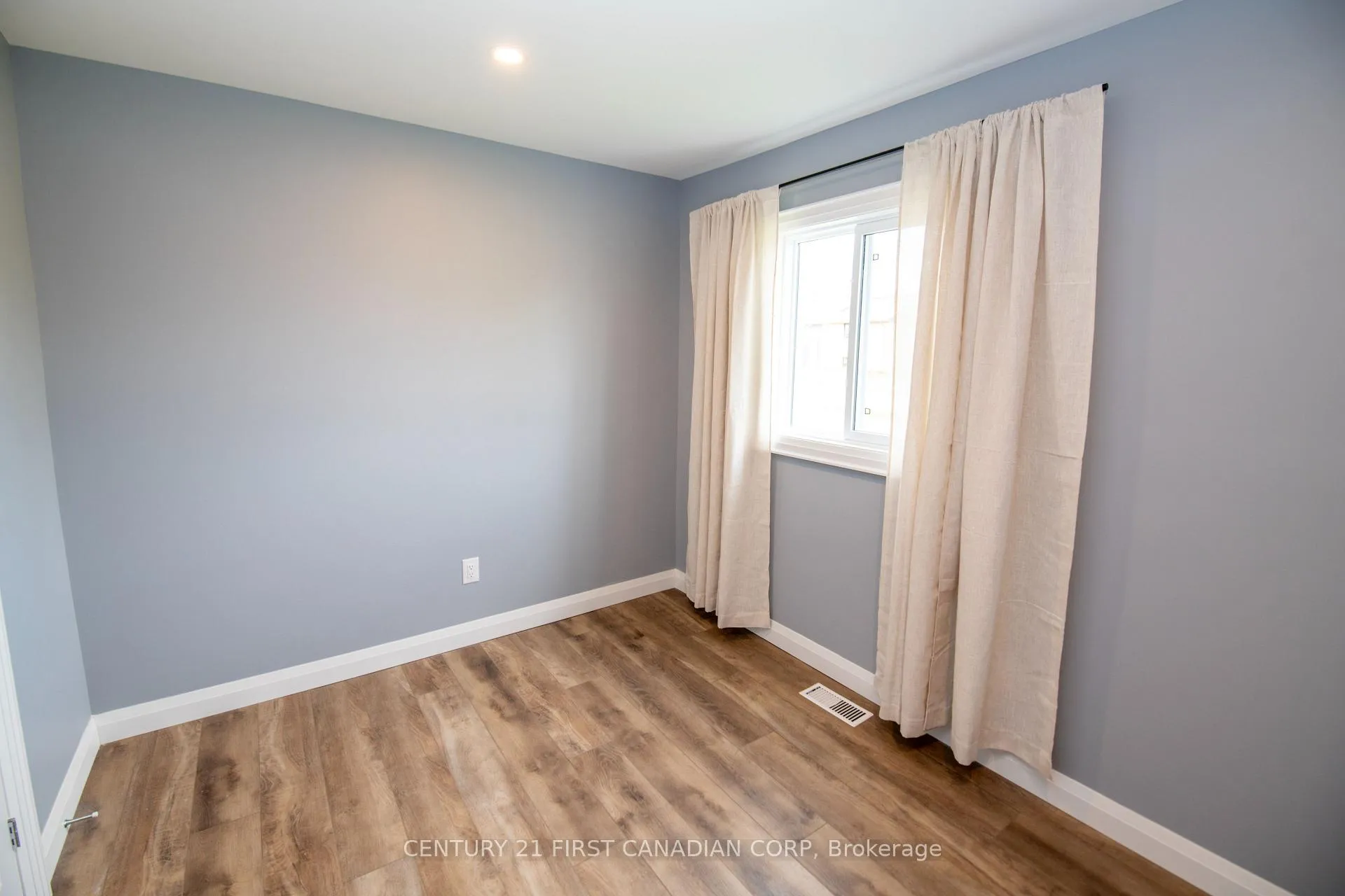 Photo 12 of 5 Briscoe Street W, London, South E — HOMEH