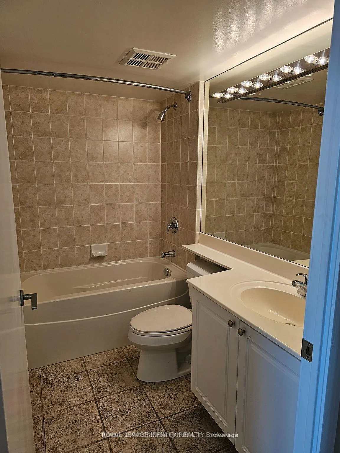 Photo 8 of Unit 1810, 219 Fort York Boulevard, Toronto, Niagara — HOMEH