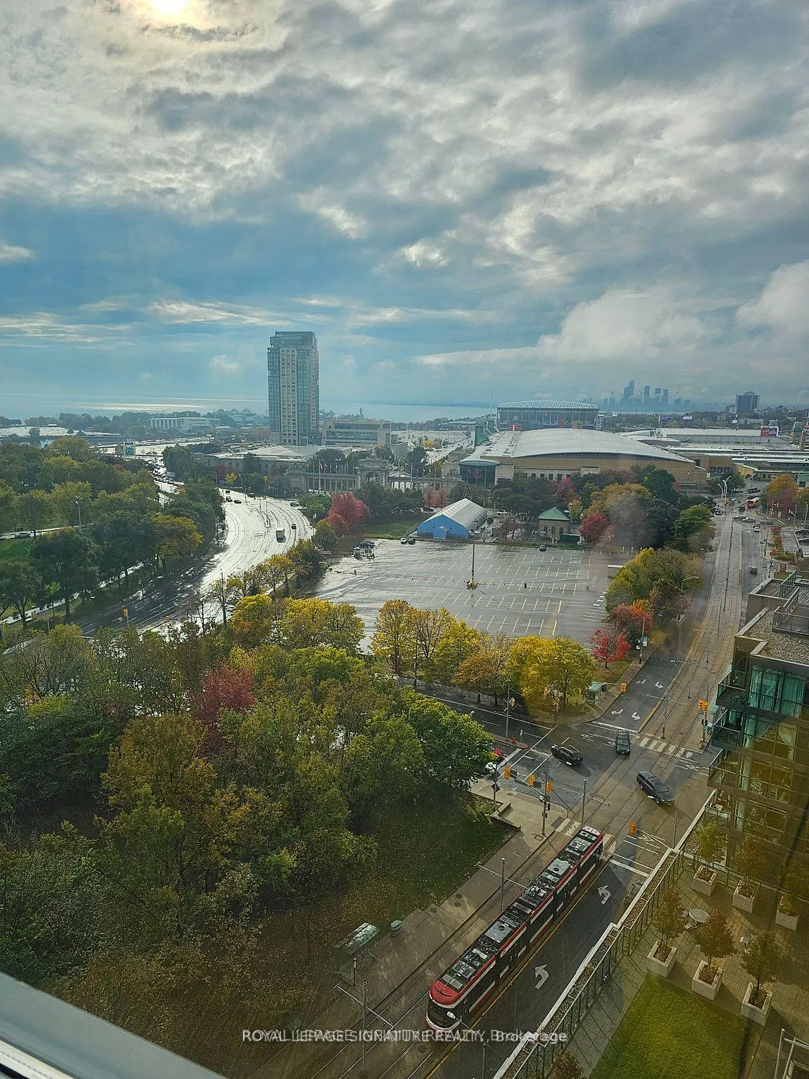 Photo 9 of Unit 1810, 219 Fort York Boulevard, Toronto, Niagara — HOMEH