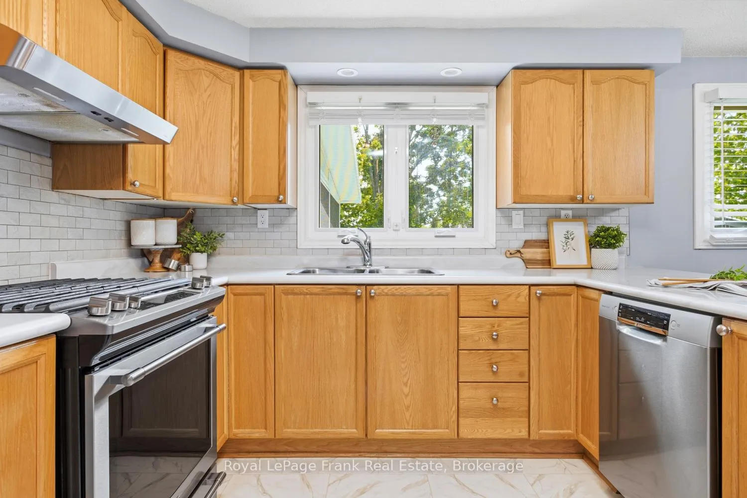 Photo 11 of 93 Reid Street, Kawartha Lakes, Bobcaygeon — HOMEH