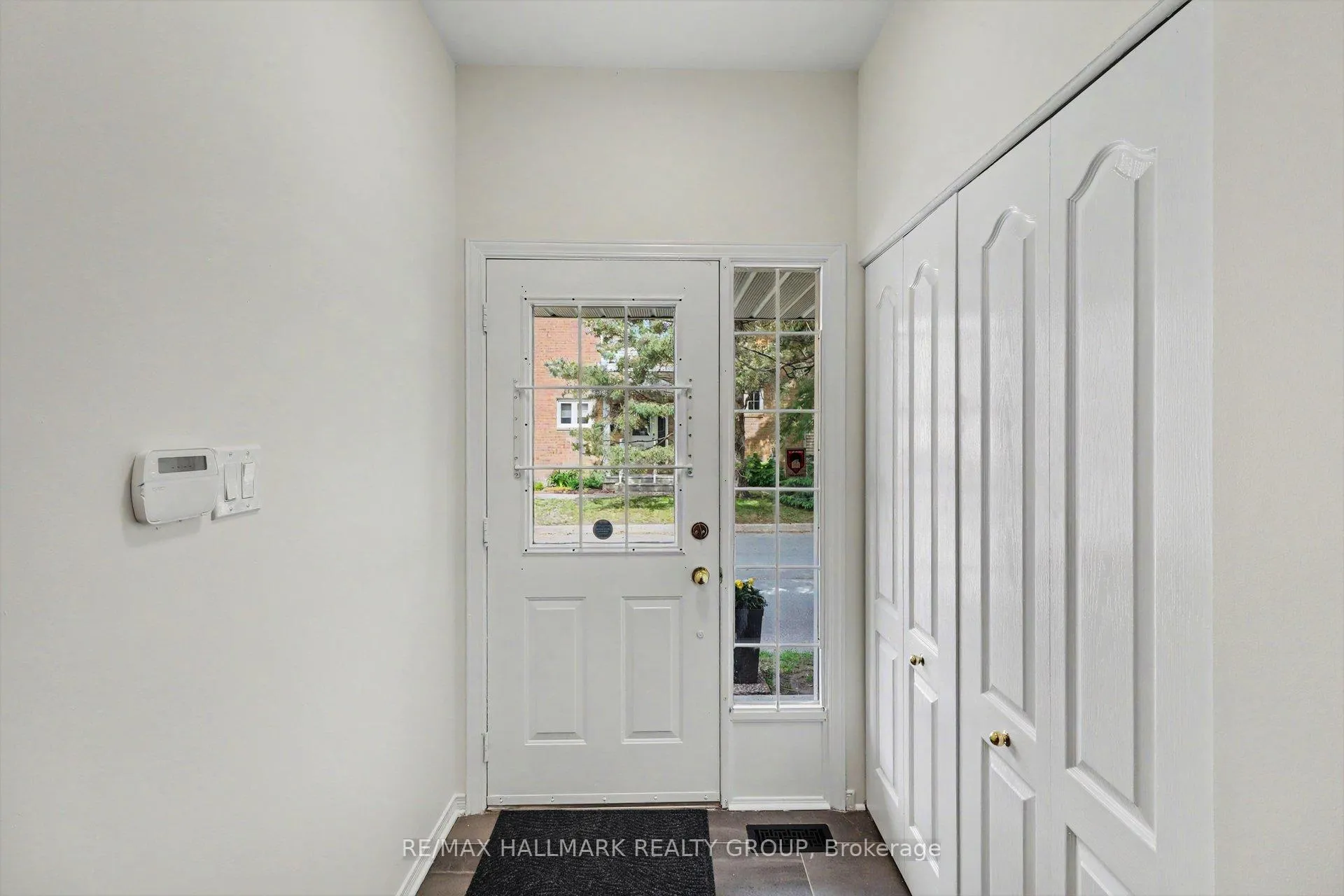 Photo 3 of 27 Sandcliffe Terrace, Ottawa, Centrepointe — HOMEH