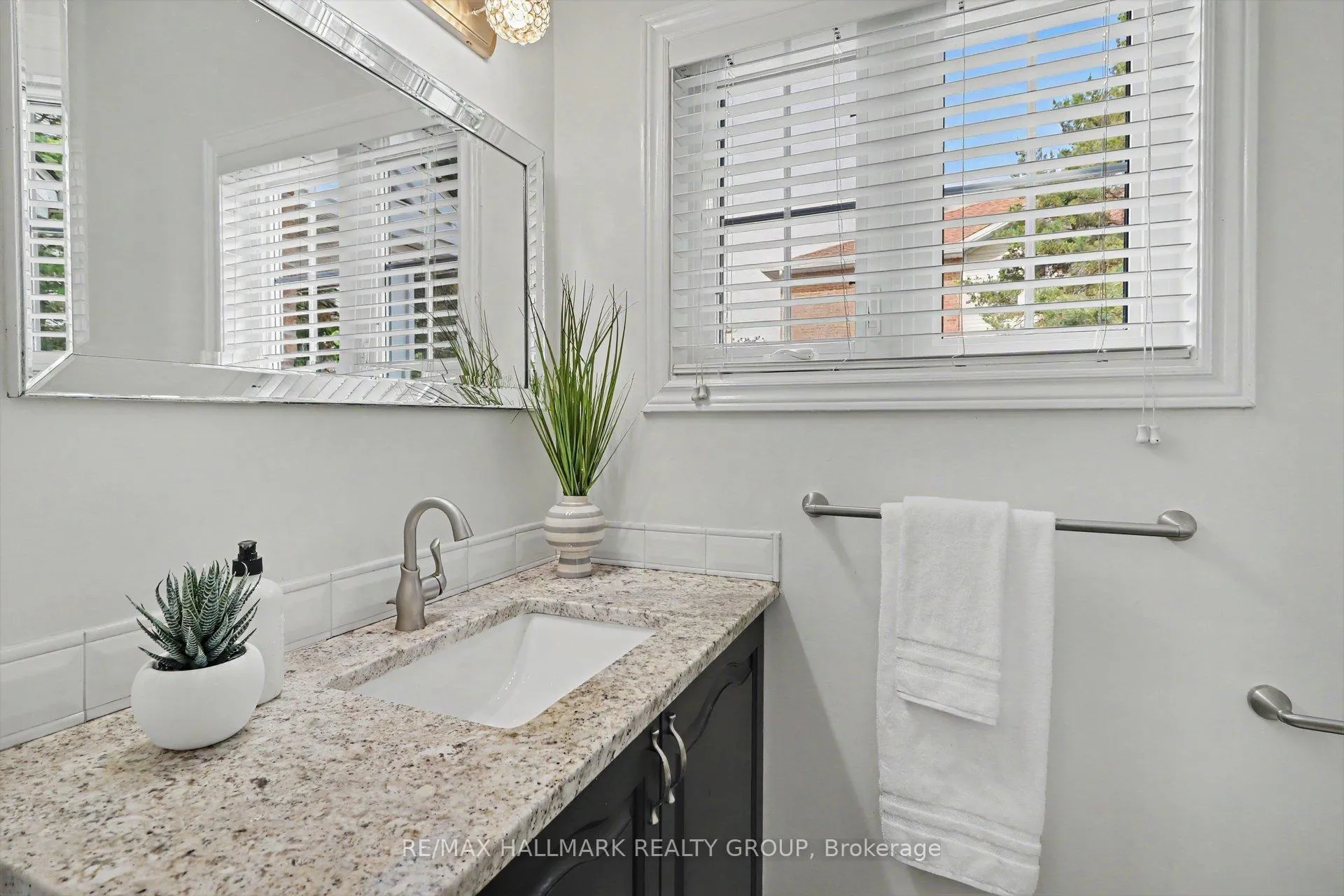Photo 15 of 27 Sandcliffe Terrace, Ottawa, Centrepointe — HOMEH