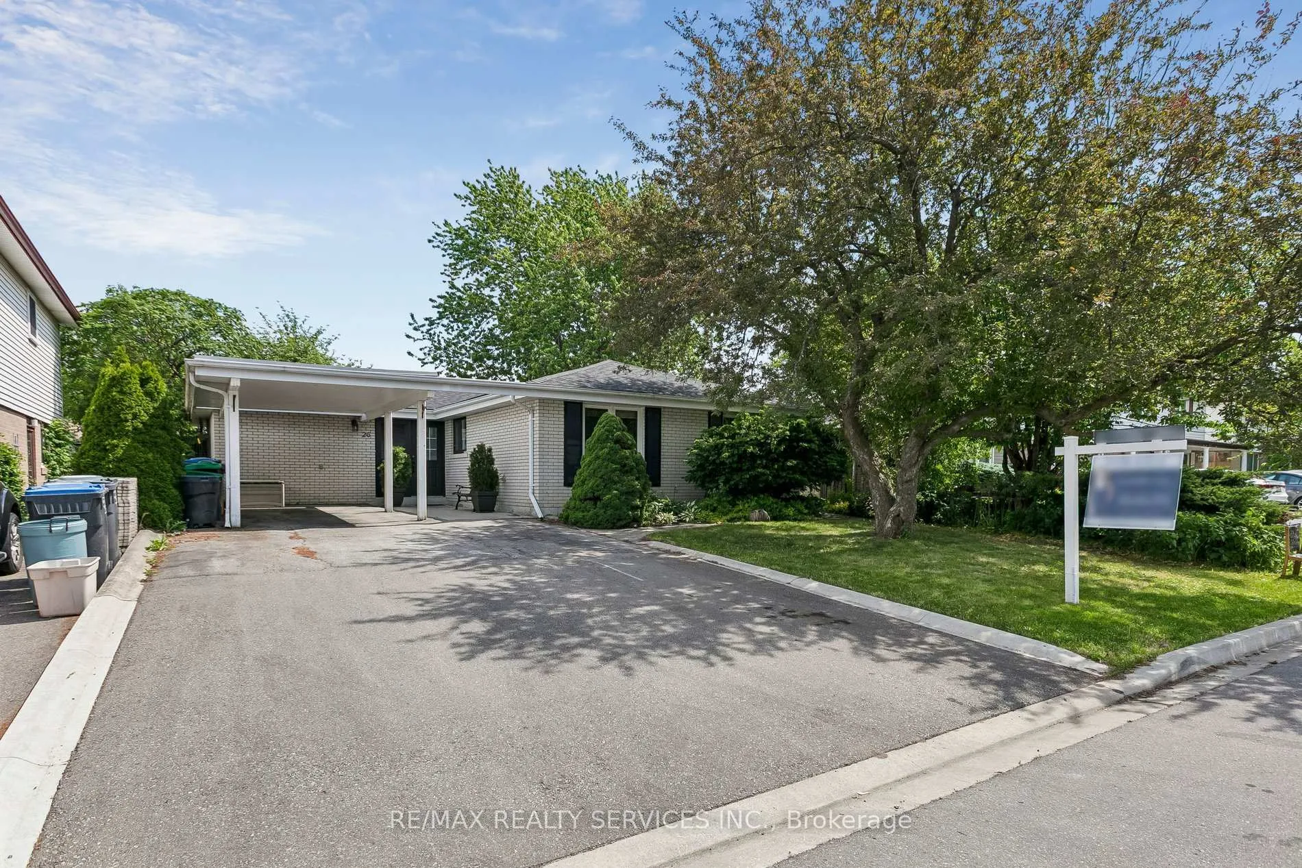 Photo 2 of 26 Watson Crescent, Brampton, Brampton East — HOMEH