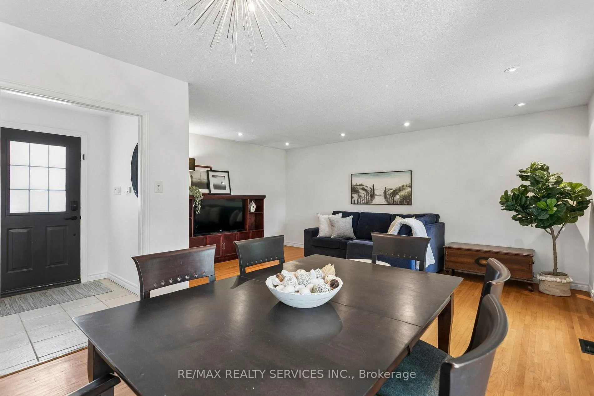 Photo 4 of 26 Watson Crescent, Brampton, Brampton East — HOMEH
