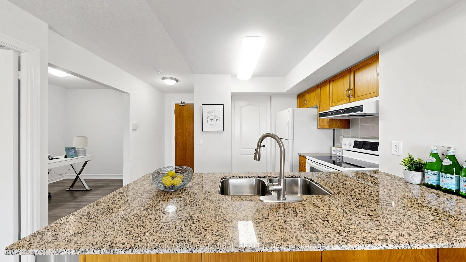 Photo 5 of Unit 811, 50 Disera Drive, Vaughan, Beverley Glen — HOMEH