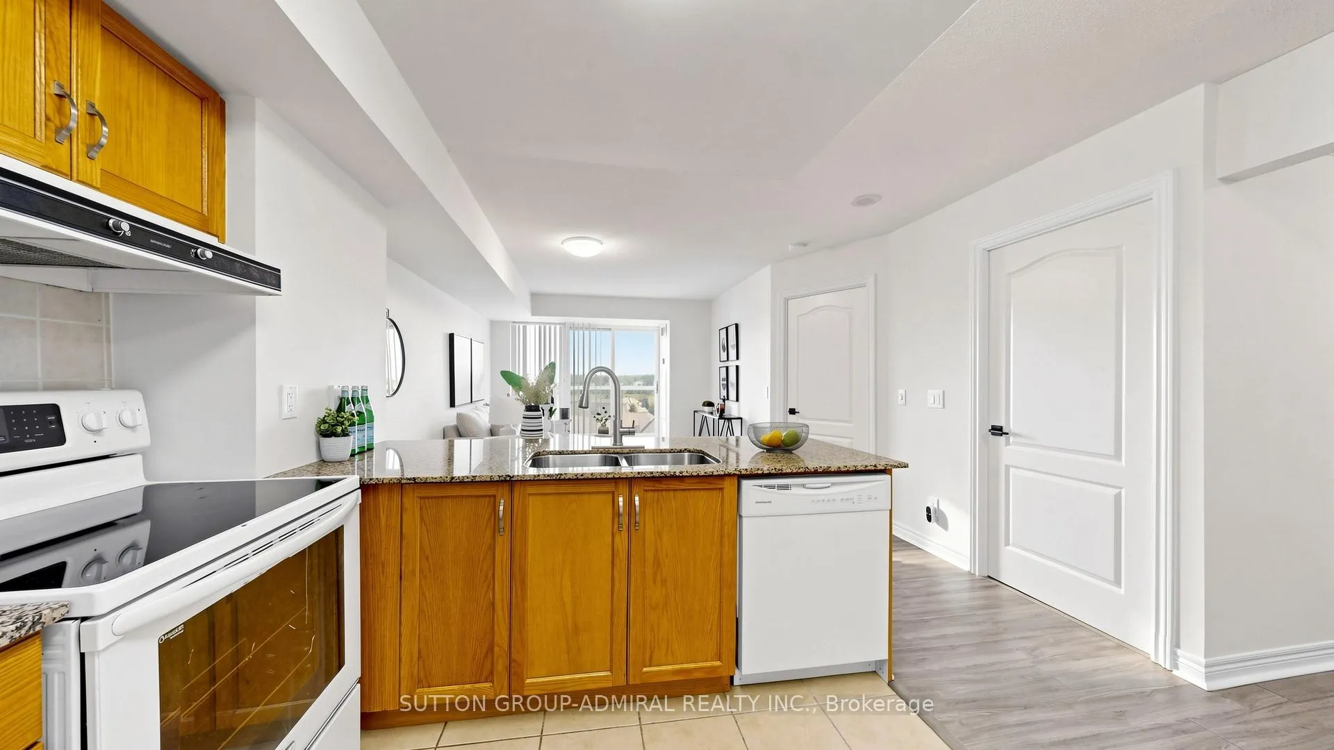 Photo 8 of Unit 811, 50 Disera Drive, Vaughan, Beverley Glen — HOMEH