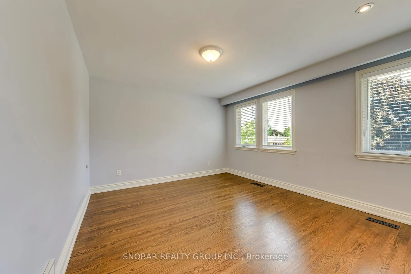 Photo 12 of 42 Norgrove Crescent, Etobicoke, Willowridge-Martingrove-Richview — HOMEH