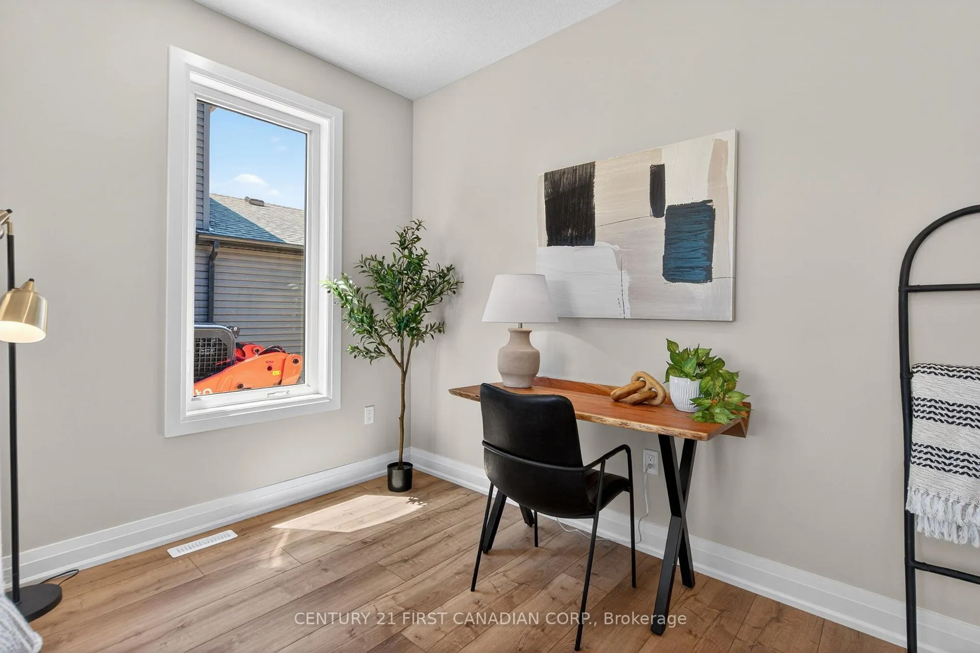 Photo 5 of 11 Postma Crescent, North Middlesex, Ailsa Craig — HOMEH