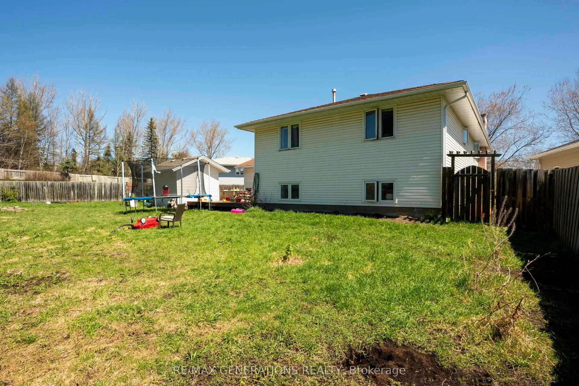 Photo 1 of 215 Linden Court, Thunder Bay, River Terrace — HOMEH
