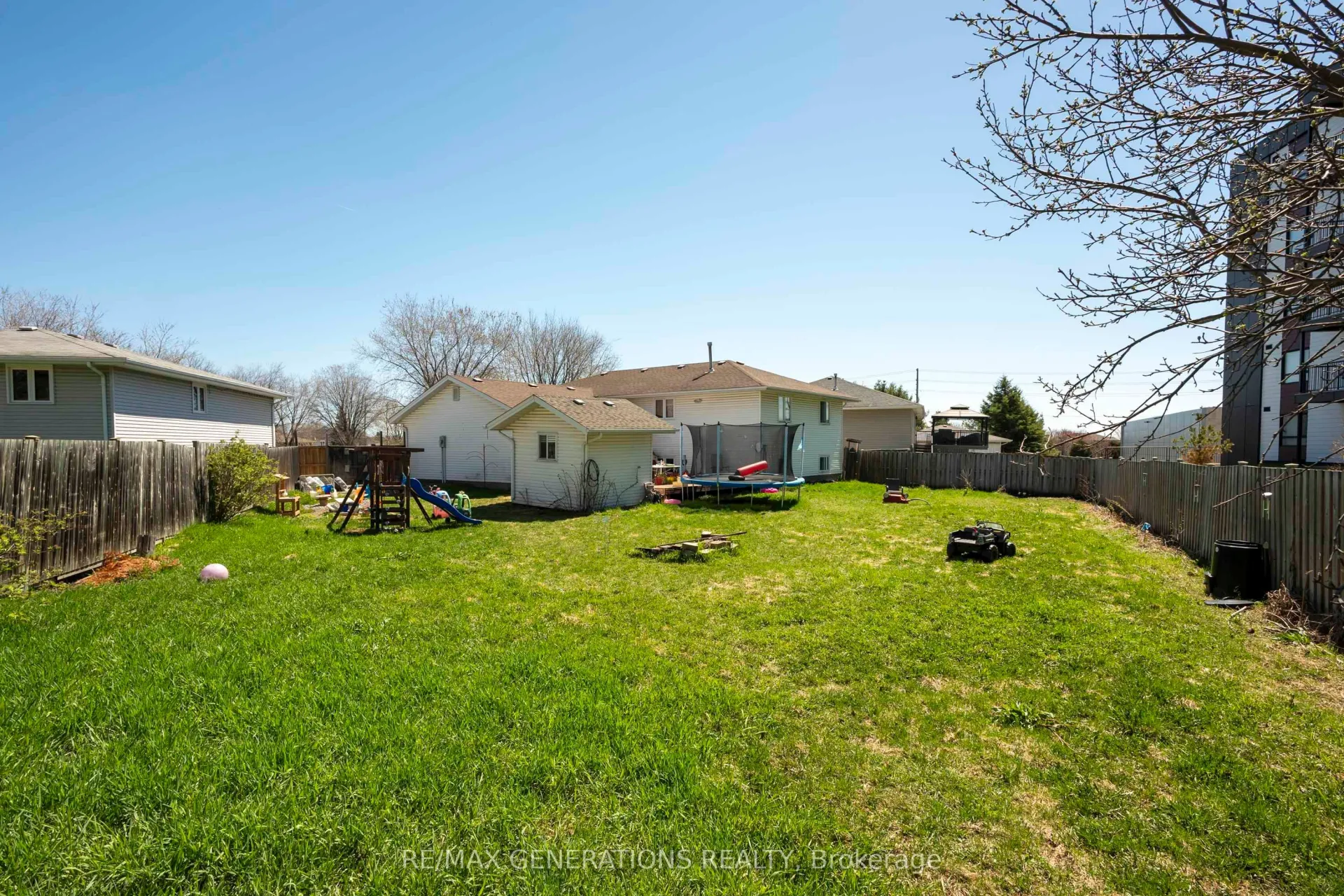 Photo 2 of 215 Linden Court, Thunder Bay, River Terrace — HOMEH