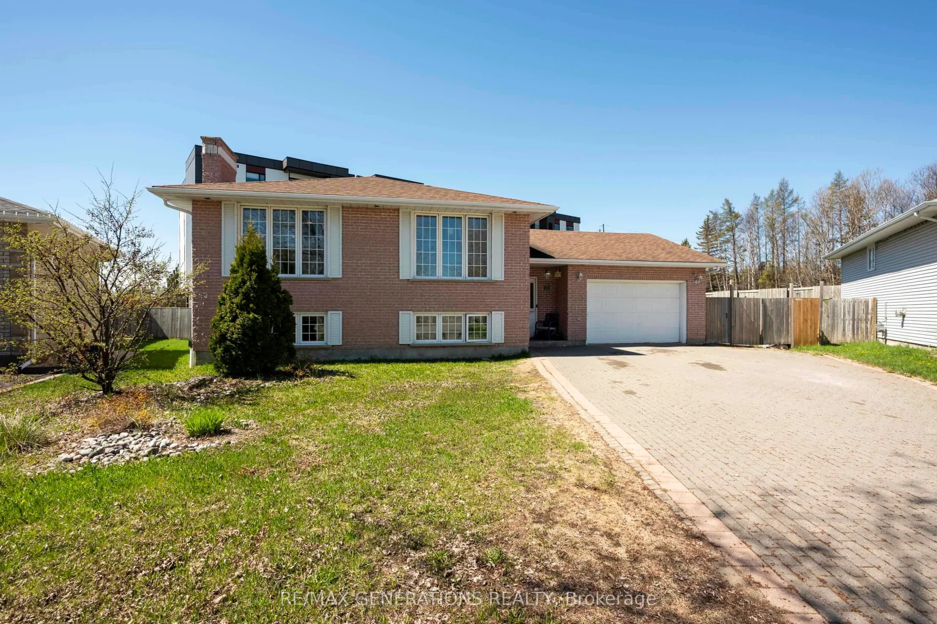 Photo 3 of 215 Linden Court, Thunder Bay, River Terrace — HOMEH