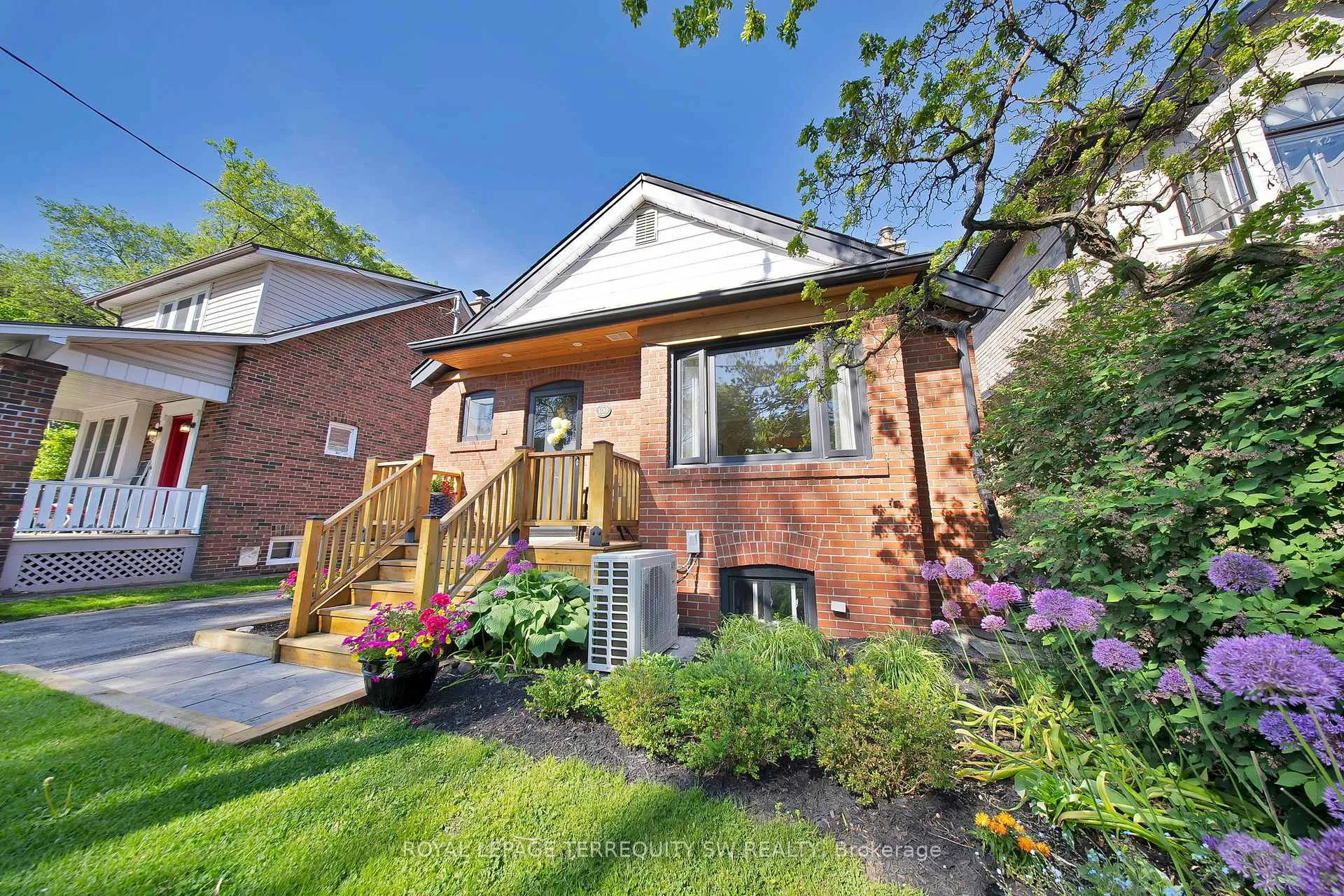 Photo 2 of 100 Harding Boulevard, Scarborough, Birchcliffe-Cliffside — HOMEH