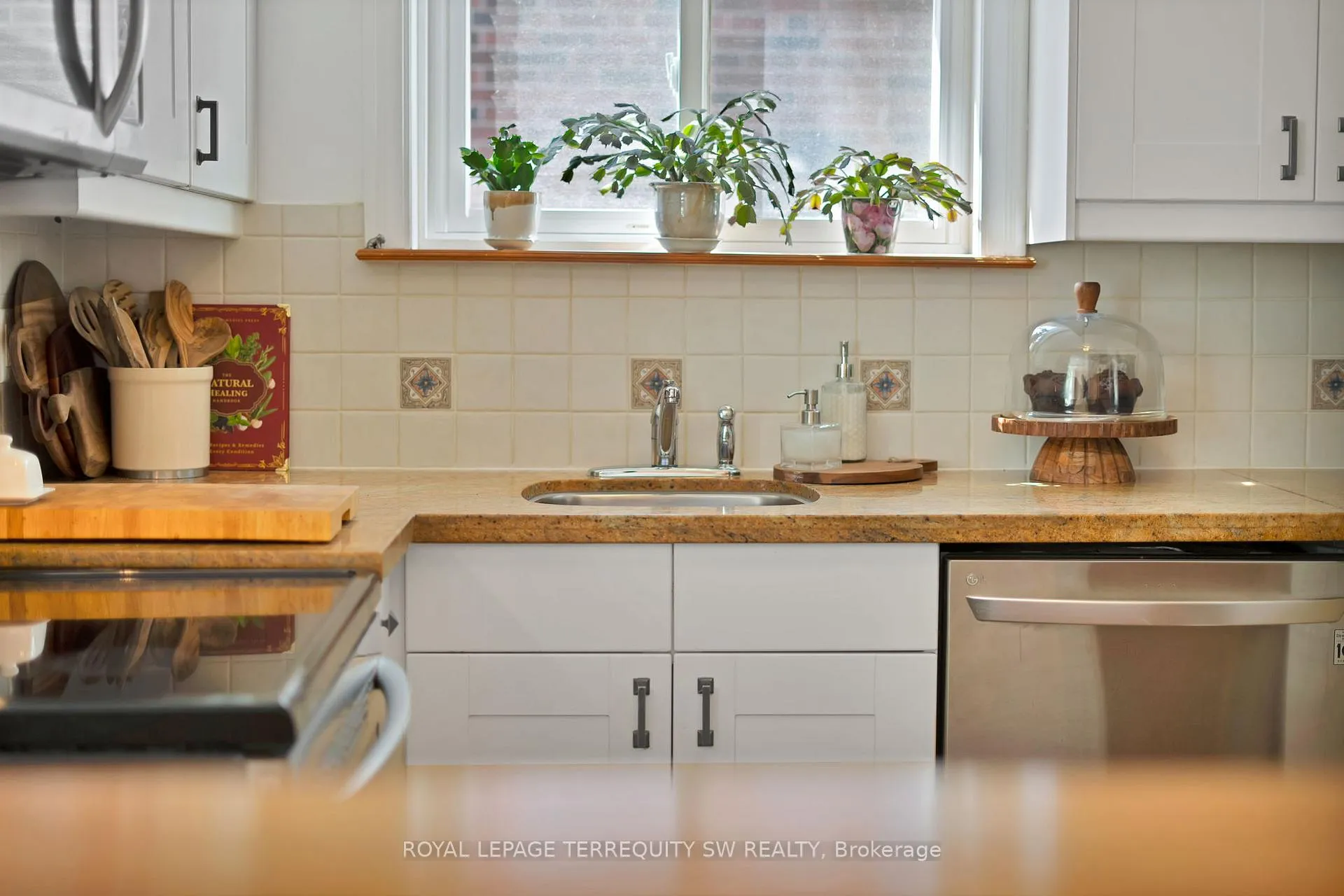 Photo 15 of 100 Harding Boulevard, Scarborough, Birchcliffe-Cliffside — HOMEH