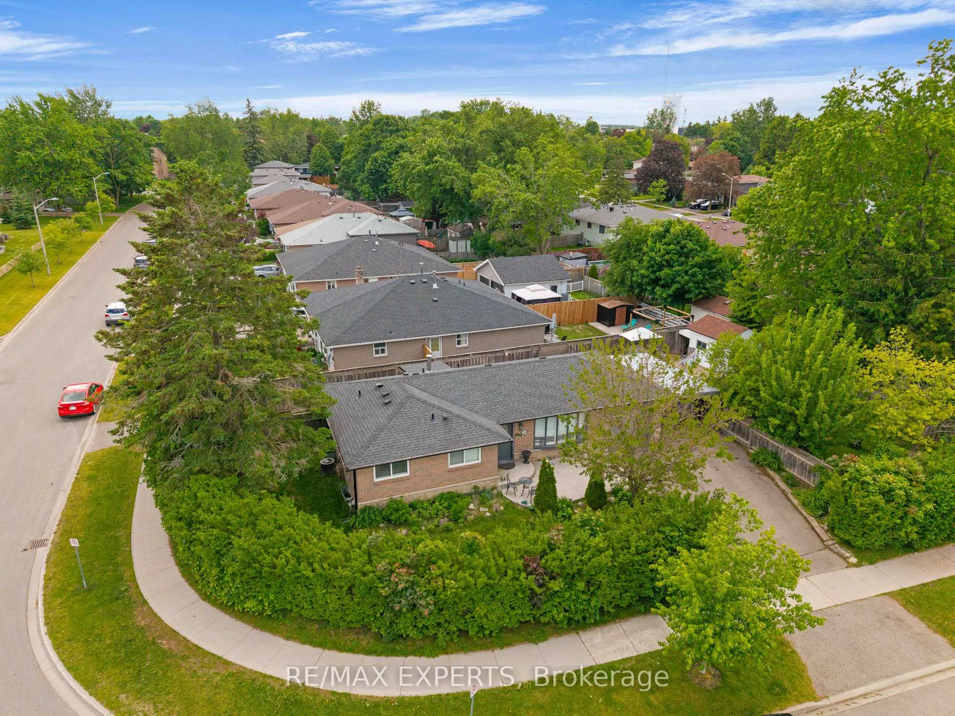 Photo 2 of 35 Lawrence Avenue, Orangeville — HOMEH