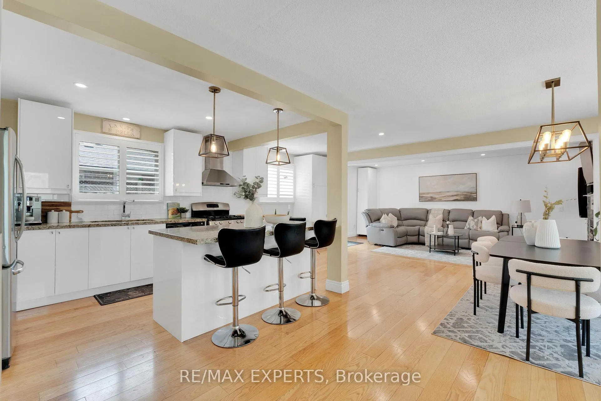 Photo 4 of 35 Lawrence Avenue, Orangeville — HOMEH