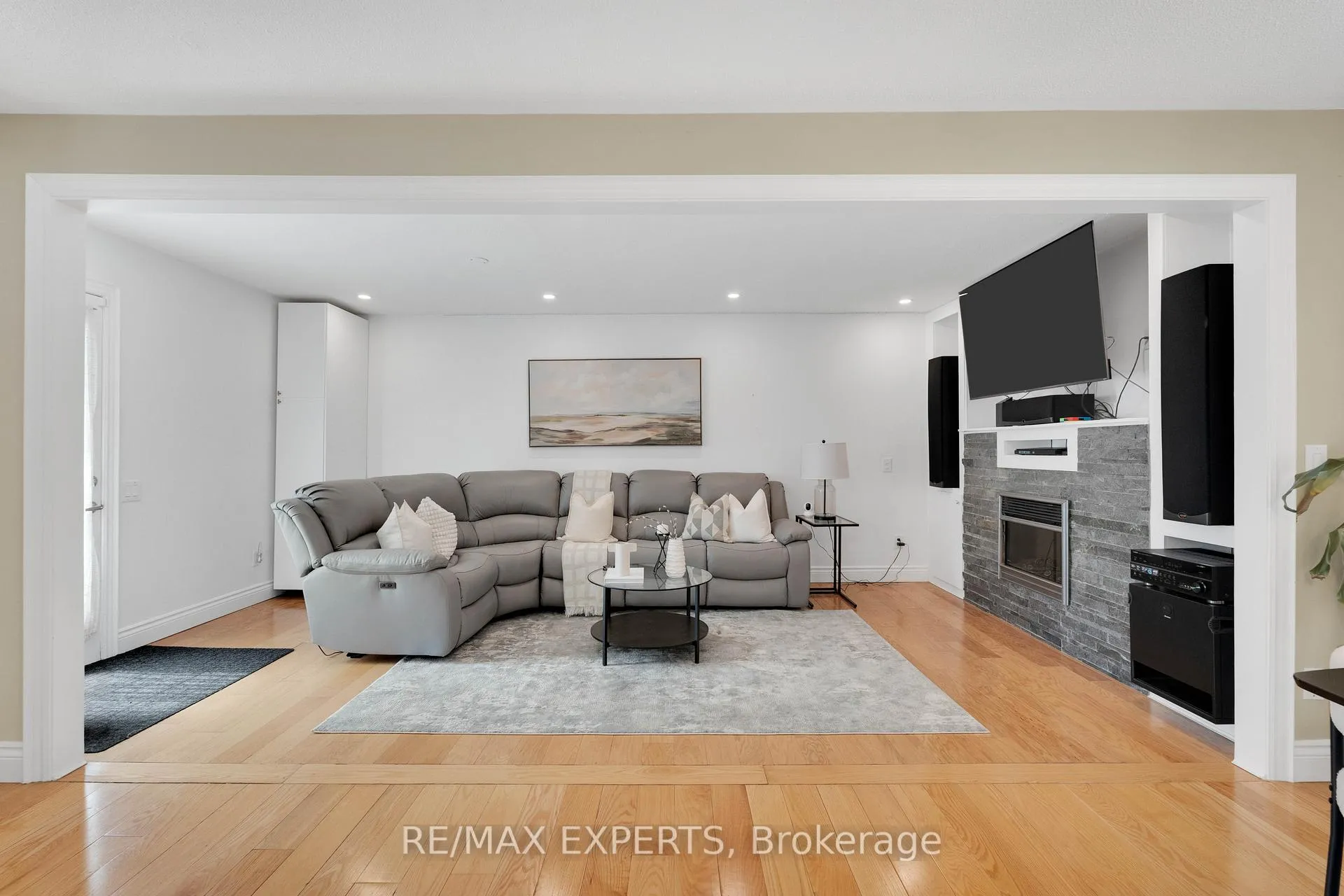 Photo 5 of 35 Lawrence Avenue, Orangeville — HOMEH