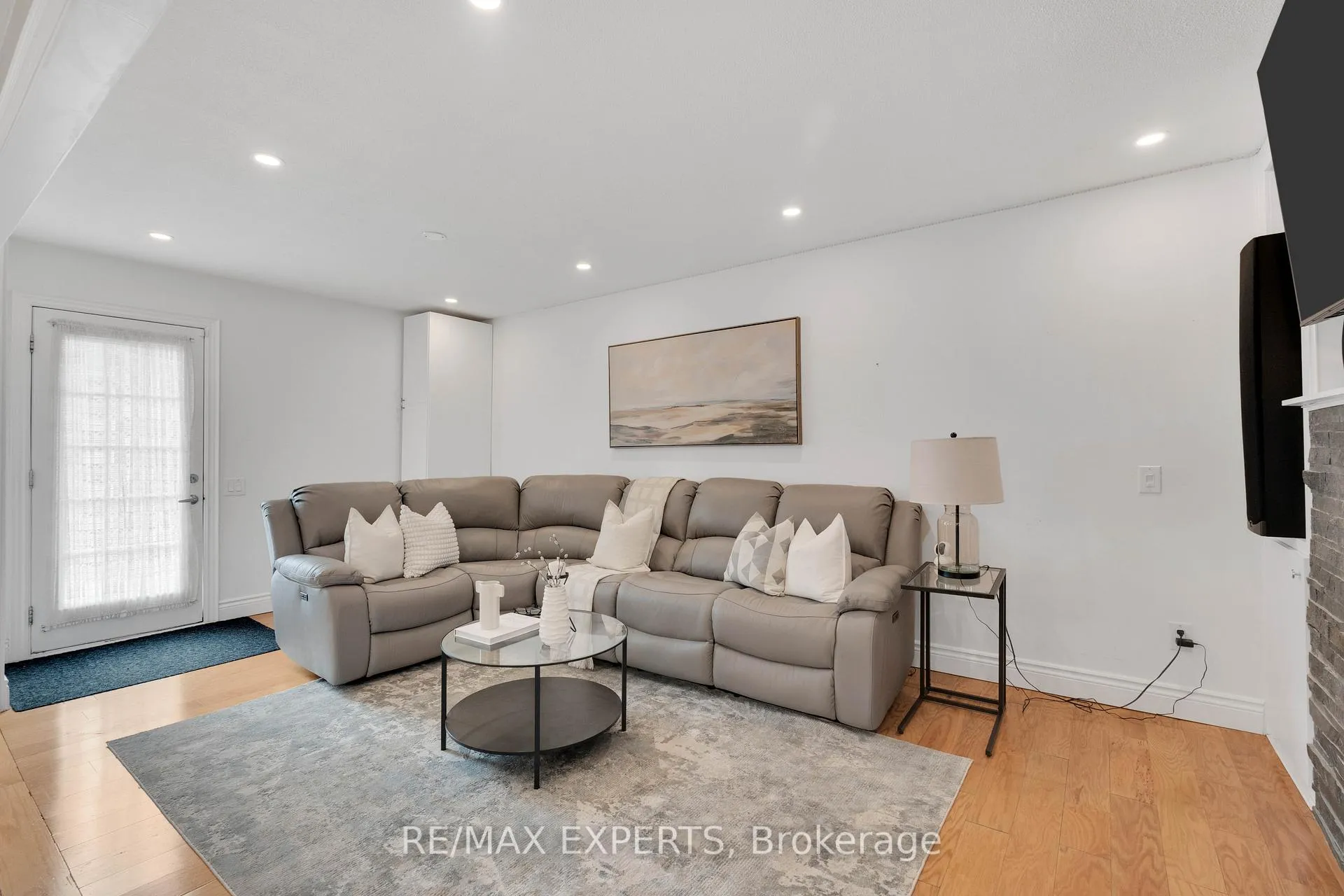 Photo 6 of 35 Lawrence Avenue, Orangeville — HOMEH